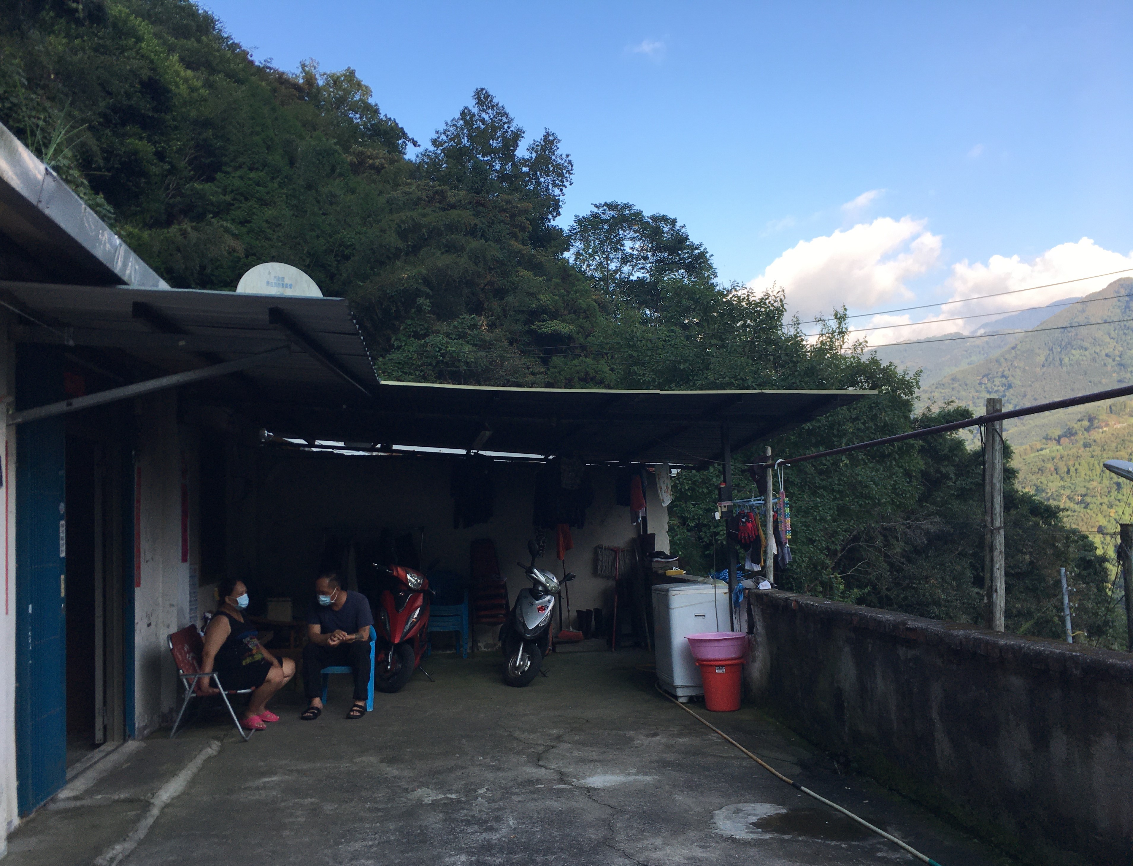 左手肢殘的朱少強（右）與太太楊詩如居住深山小部落。向高彬攝