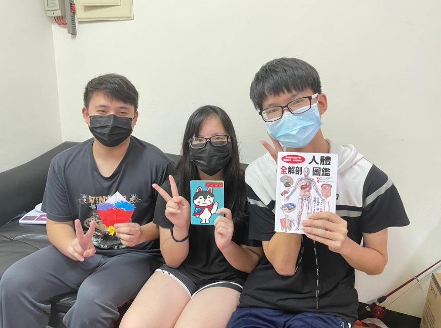 16歲小瑞（右）與18歲哥哥小嘉及13歲妹妹小惠謝謝「蘋果助學專戶」捐款人的幫忙。李佳玲攝