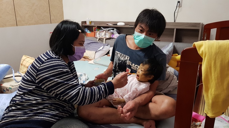 阿龍（右）難過自己有B肝，無法捐肝給女兒，阿葳(左)也盼自己有健康的肝臟能捐給女兒。韓旭爾攝