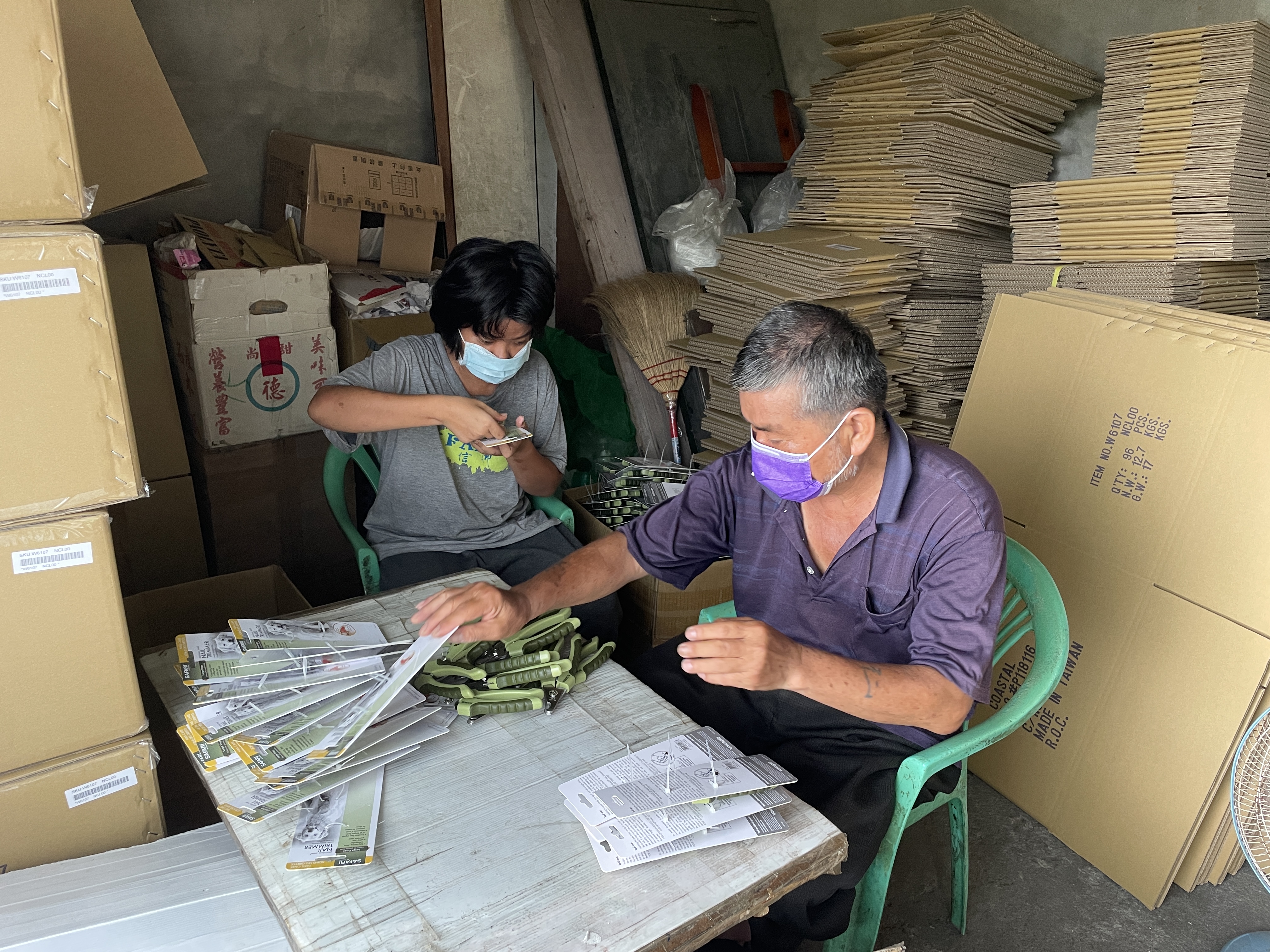 陳義廉（右）與智能障礙女兒小秀（左）靠做家庭代工月賺7-8千難負擔妻子在養護中心所需。李佳玲攝