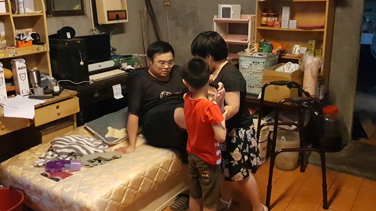 阿豪（左）車禍造成右大腿嚴重骨折，2子女幫忙拉筋伸展肌肉。韓旭爾攝