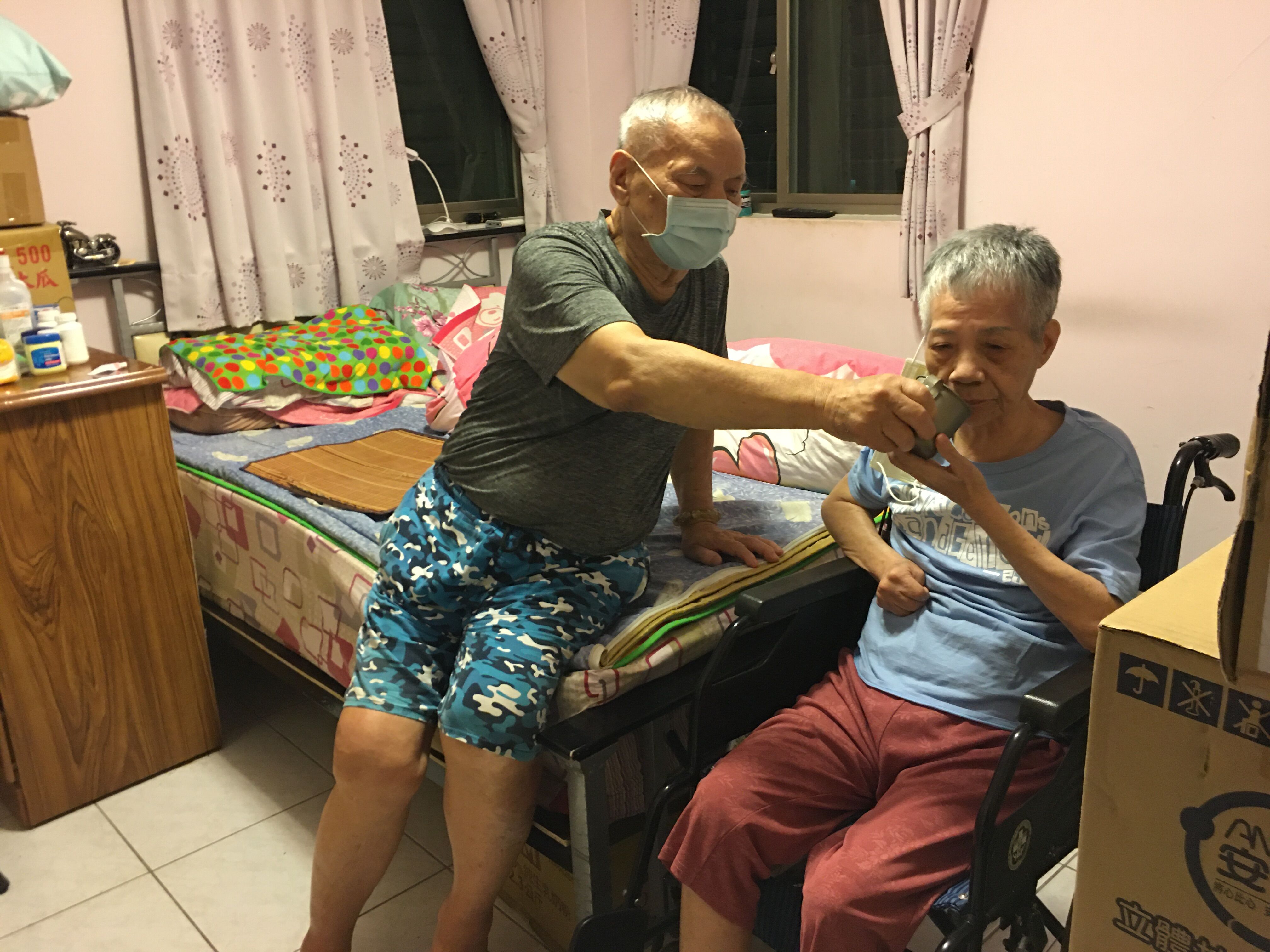 小霖的87歲爺爺（左）照顧中風失智臥床奶奶。向高彬攝