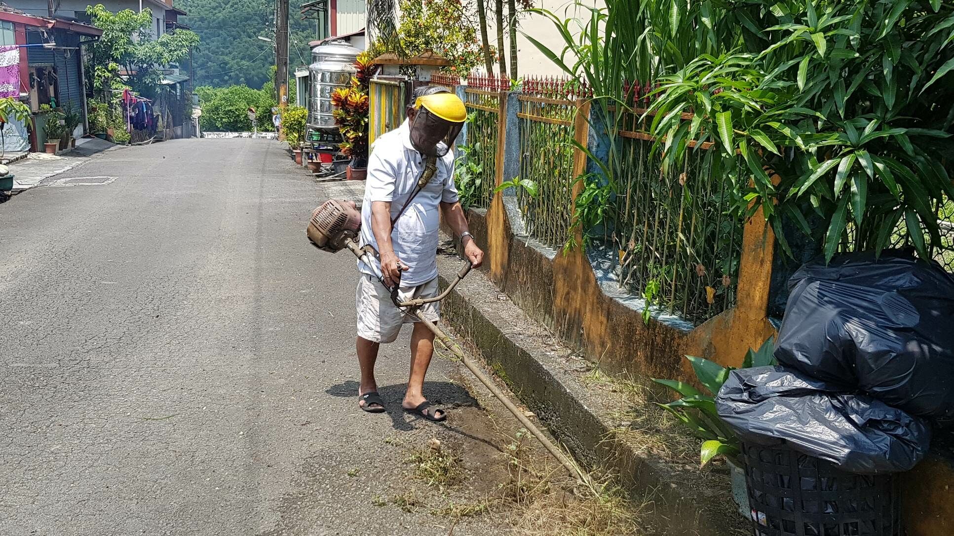 阿才伯雙膝罹患關化性關節炎，走路跛腳，仍硬撐著做零工。韓旭爾攝