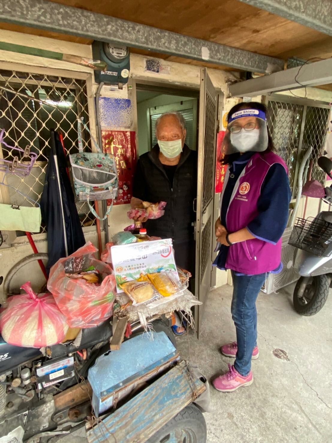 家住花蓮的91歲鄭爺爺（左）感謝蘋果慈善基金會捐款人所贈送的愛心粽。花蓮老家協會提供