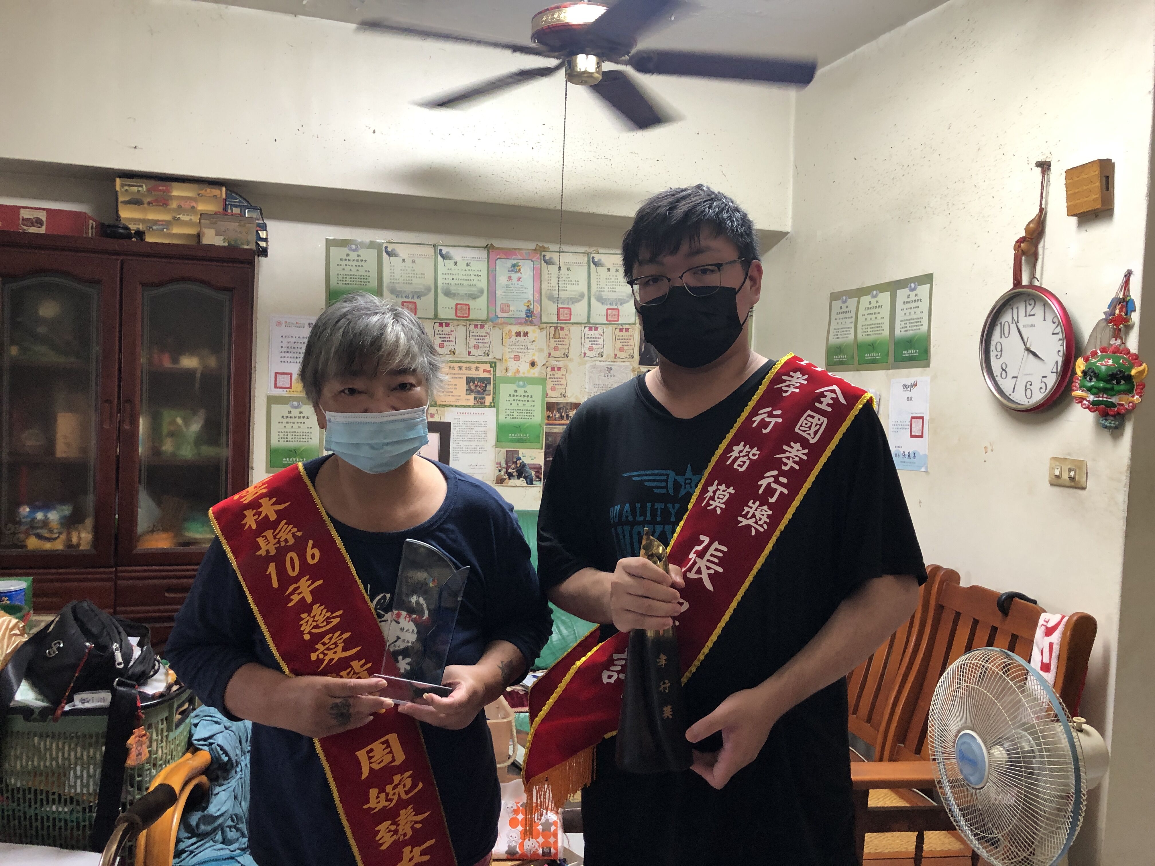 小詳（右）於去年（110年）獲得內政部全國孝行獎孝親楷模的肯定，母親周婉臻在民106年曾獲慈愛楷模獎。（郭硯心攝）