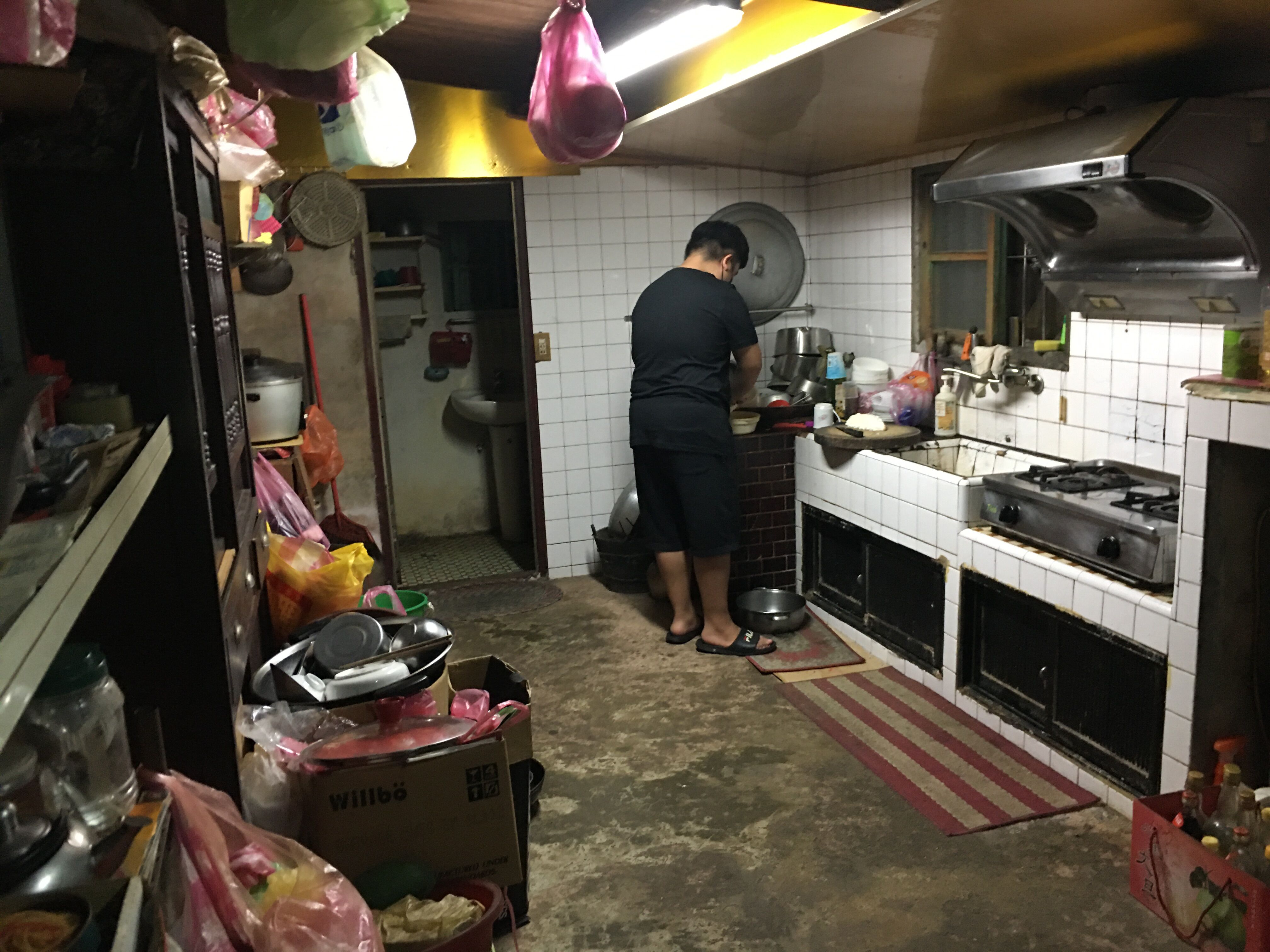 讀大四的長子小承負責料理家裡餐食。向高彬攝