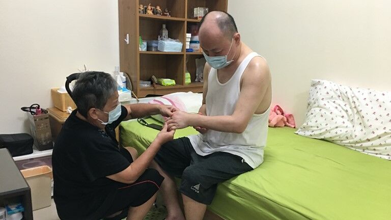 林玉燕（左）盼中風子復健好些，母子往後平安過日。向高彬攝