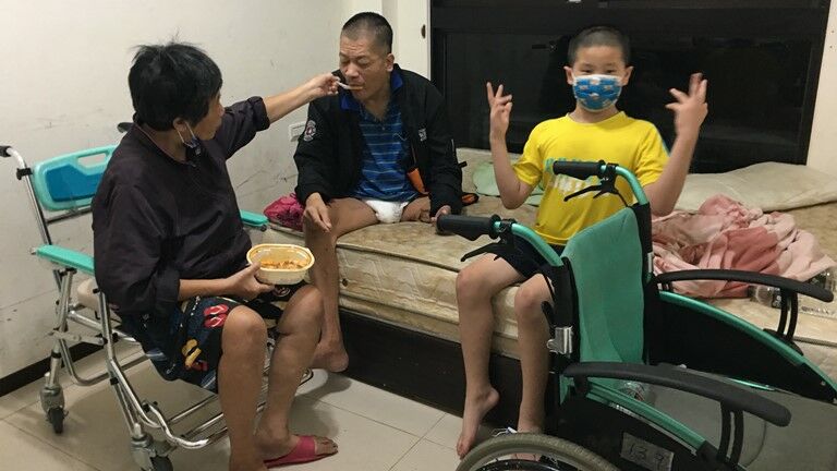 【暖流】單親子失明截肢孫才10歲　嬤關節退化憂「能顧他們多久」　