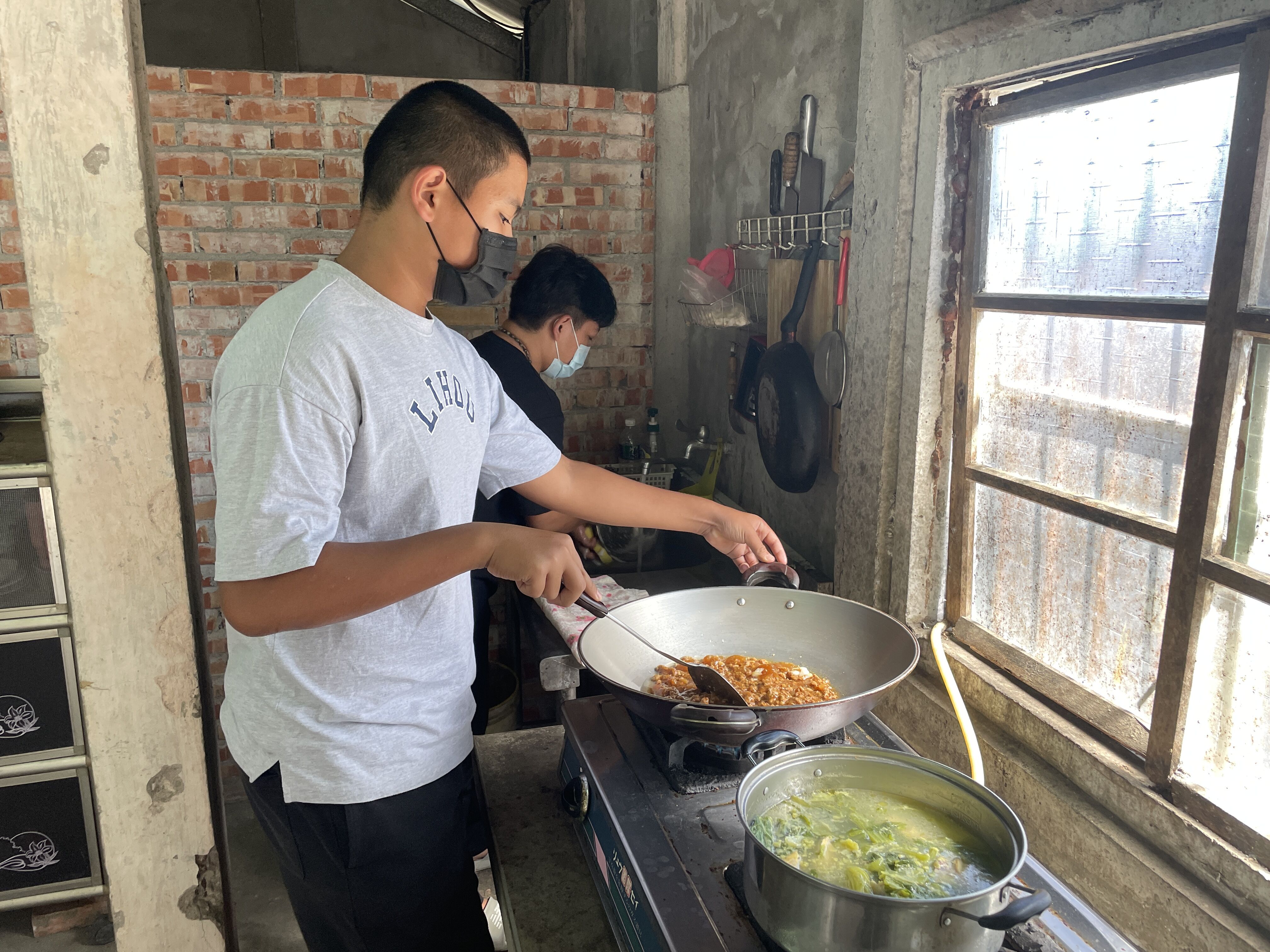 小翔（前）個性乖巧返家會協助煮菜等家務，後方為媽媽陳宜秀。李佳玲攝