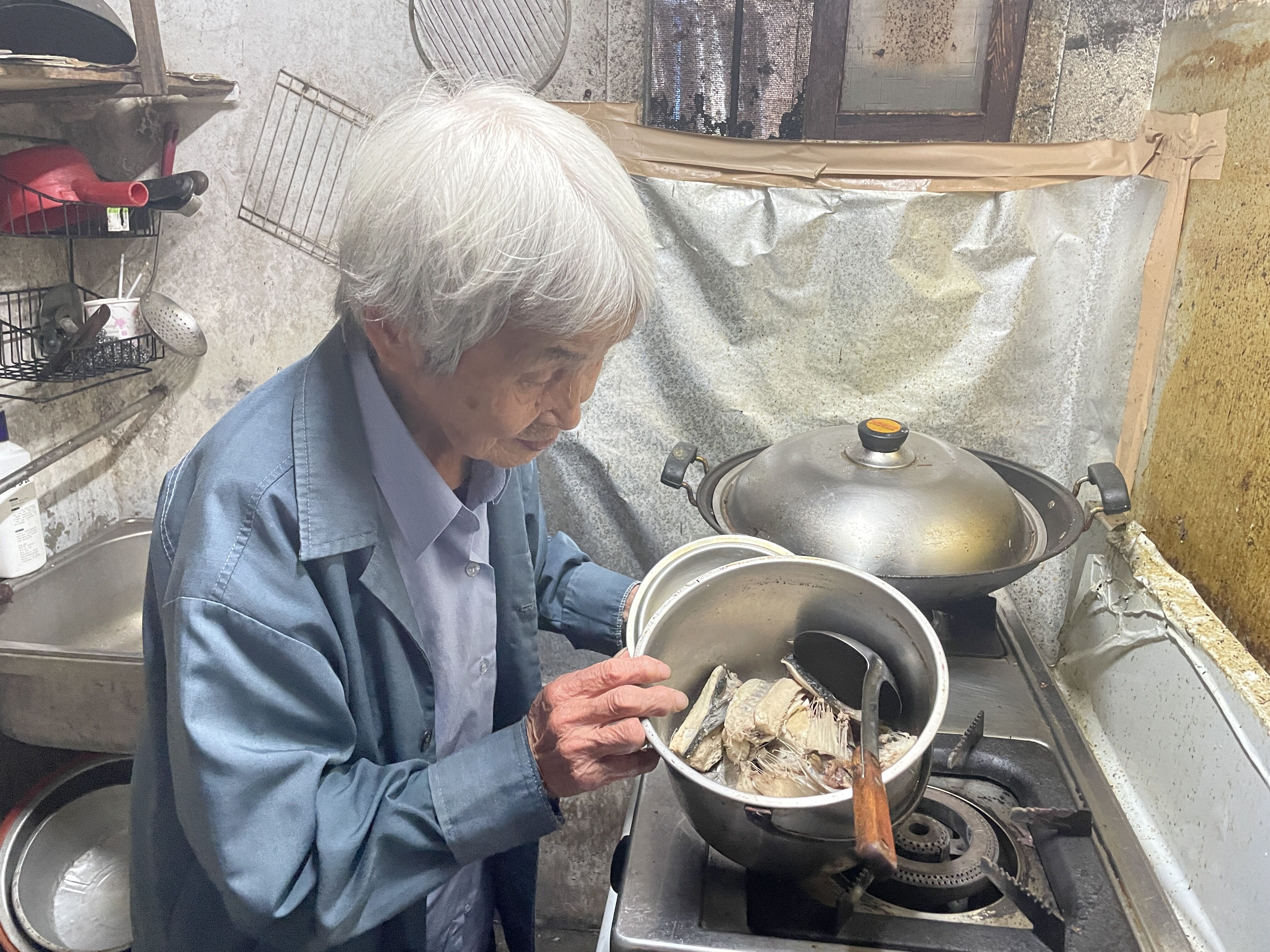 阿葉婆為省錢買虱目魚骨來熬湯，她說：「這些都只剩刺，但一斤只要50元，至少能幫阿吉補身體。」李佳玲攝