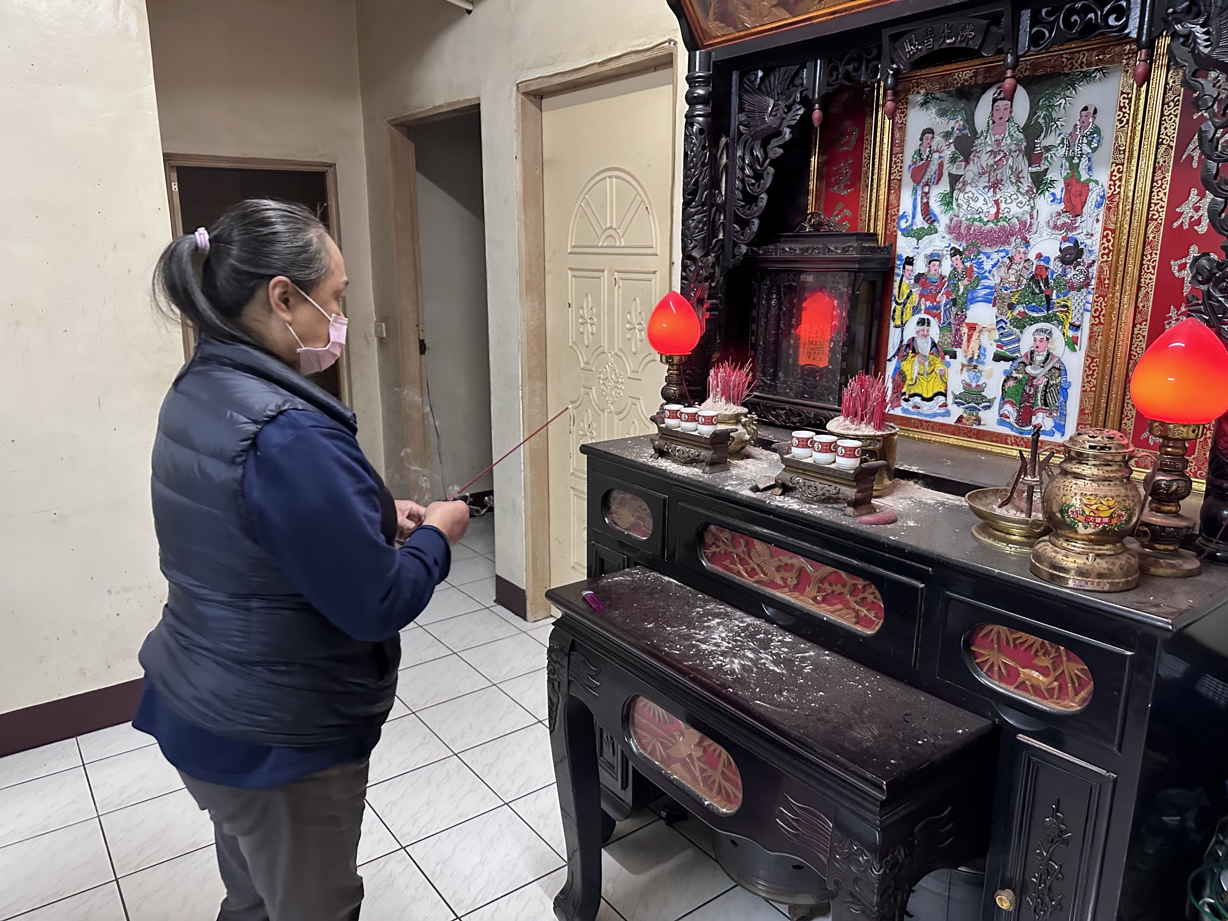 賴沛琪祈求神明保佑自己能平安養大孩子。向高彬攝