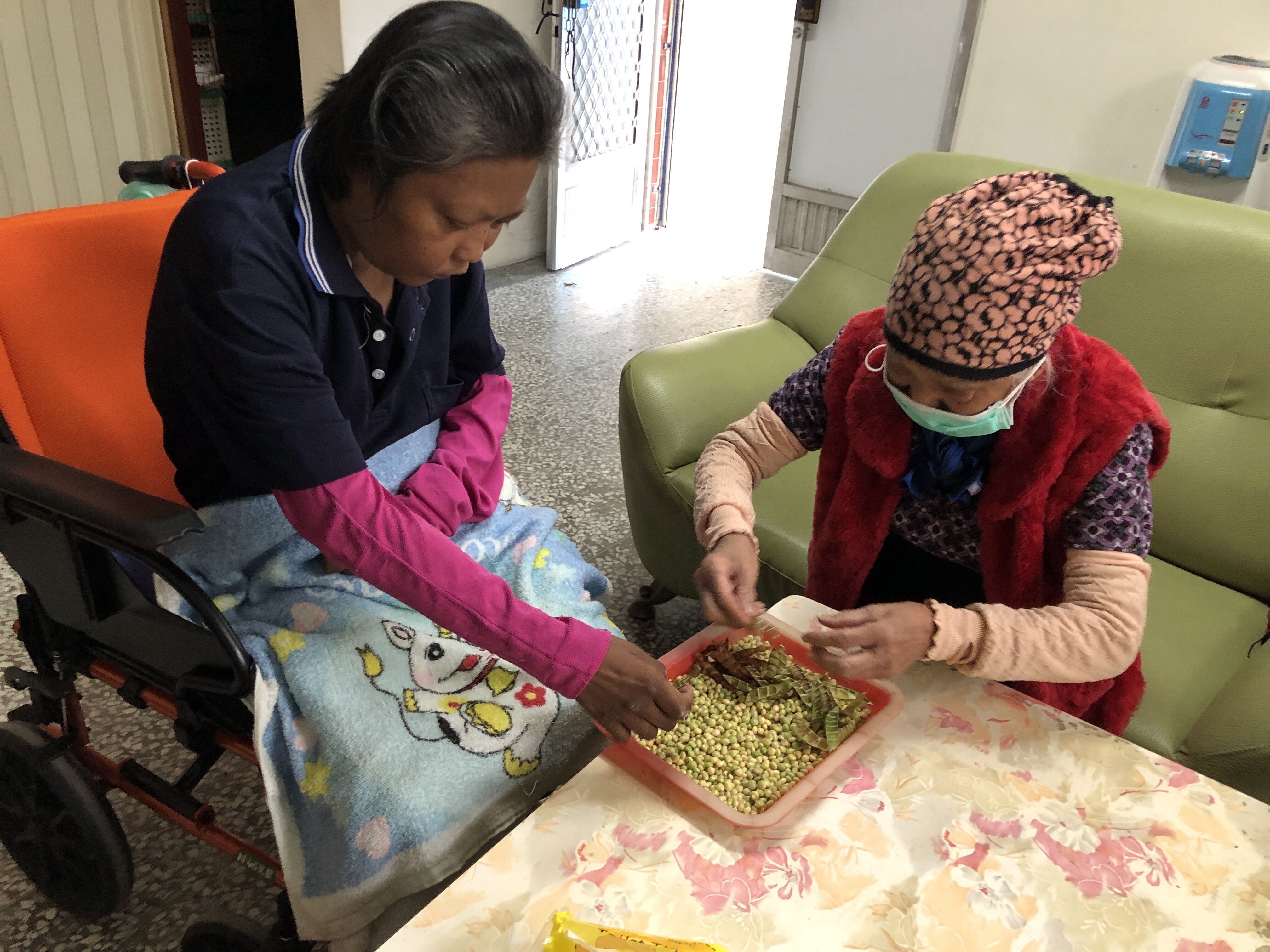 海蓮英（右）剝野生樹豆備餐，阿鳳在旁幫忙。仲芝蓉攝