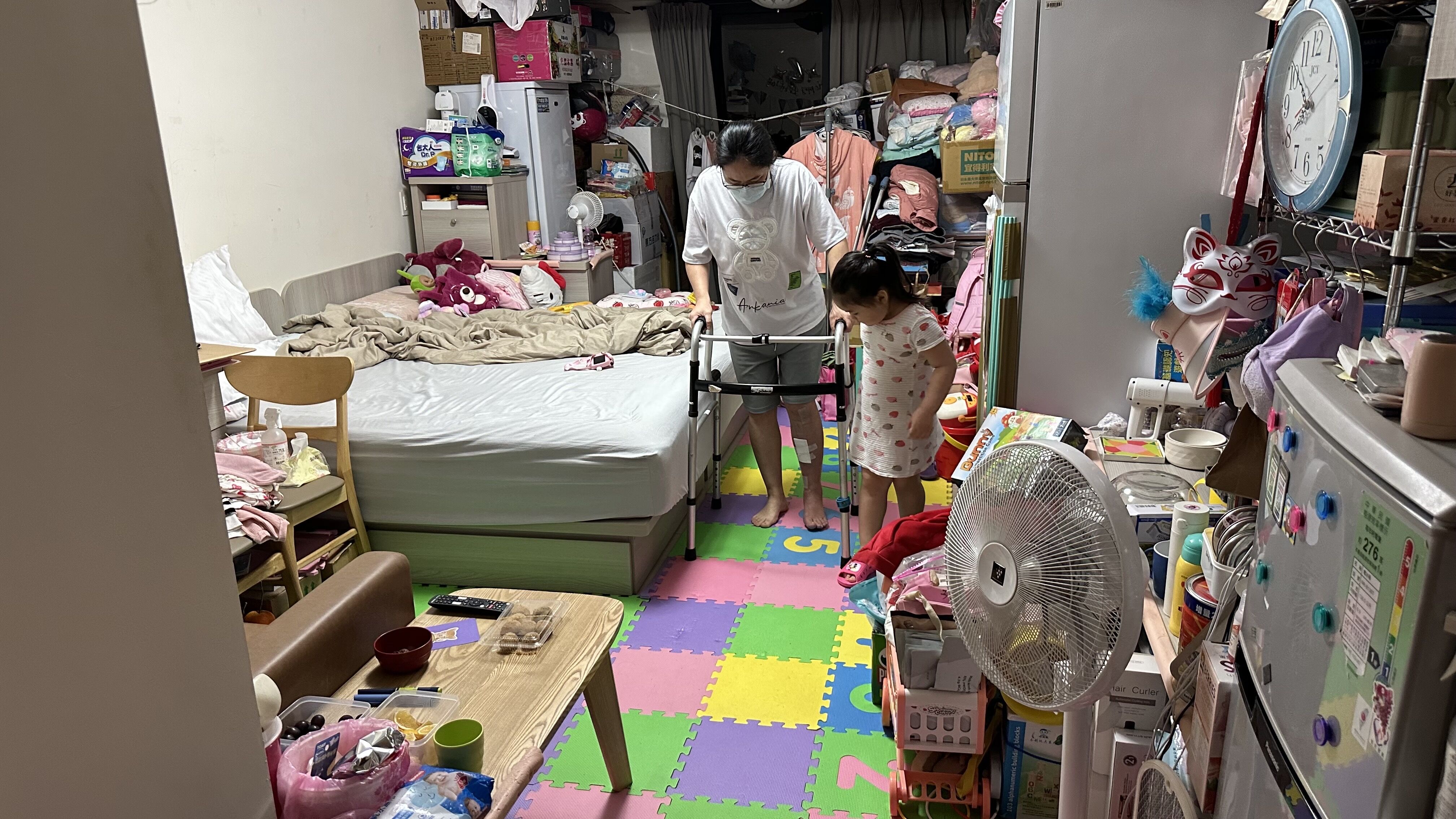 萬金艷（左）一家租住小套房。向高彬攝