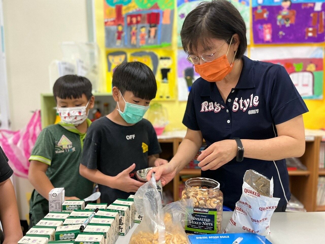 台灣全民食物銀行協會提供偏鄉國小孩童，每周3次的定量營養補充品，分別為穀片、保久乳及堅果。台灣全民食物銀行協會提供