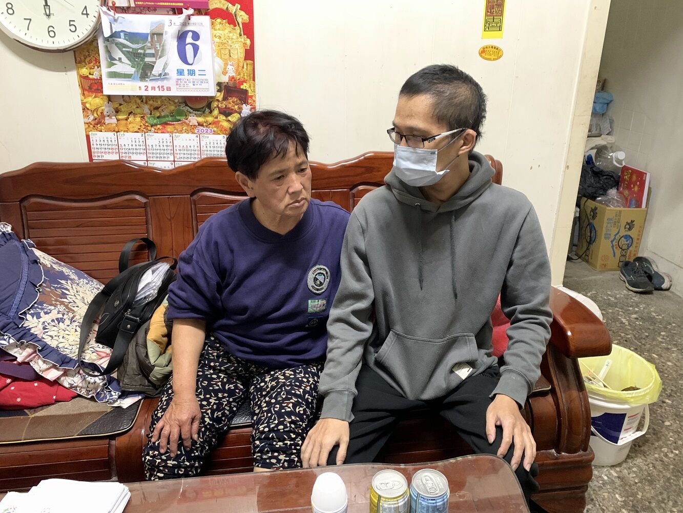 阿菊嬤悲嘆，次子阿宏(右)去年12月確診右下齒齦癌4期。江品璁攝