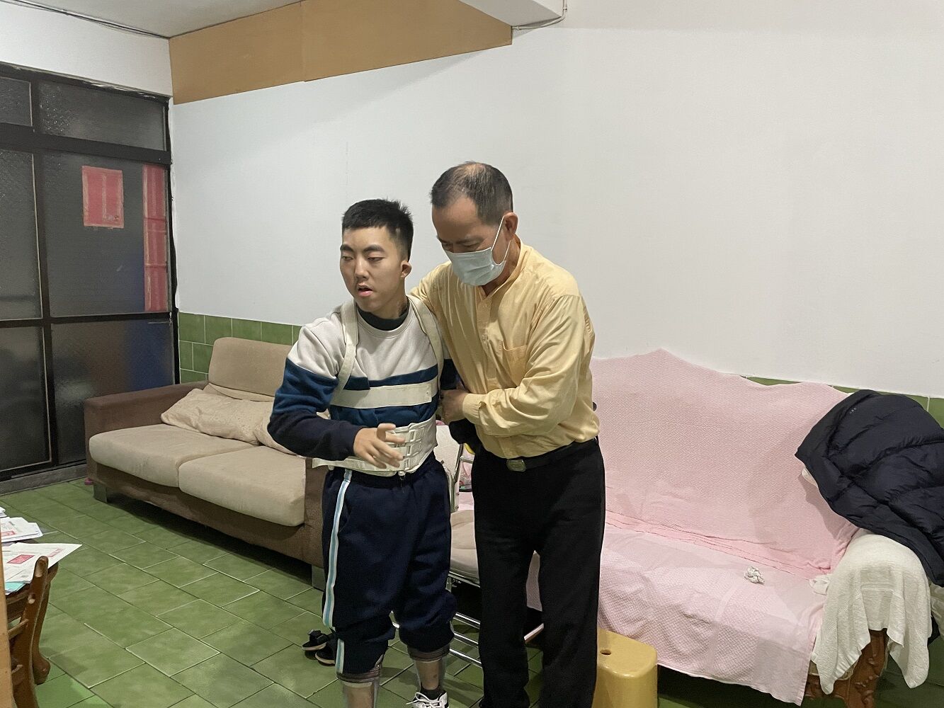 【暖流】18歲重度身障子術後需半年看護　單親爸盼過關好好活下去