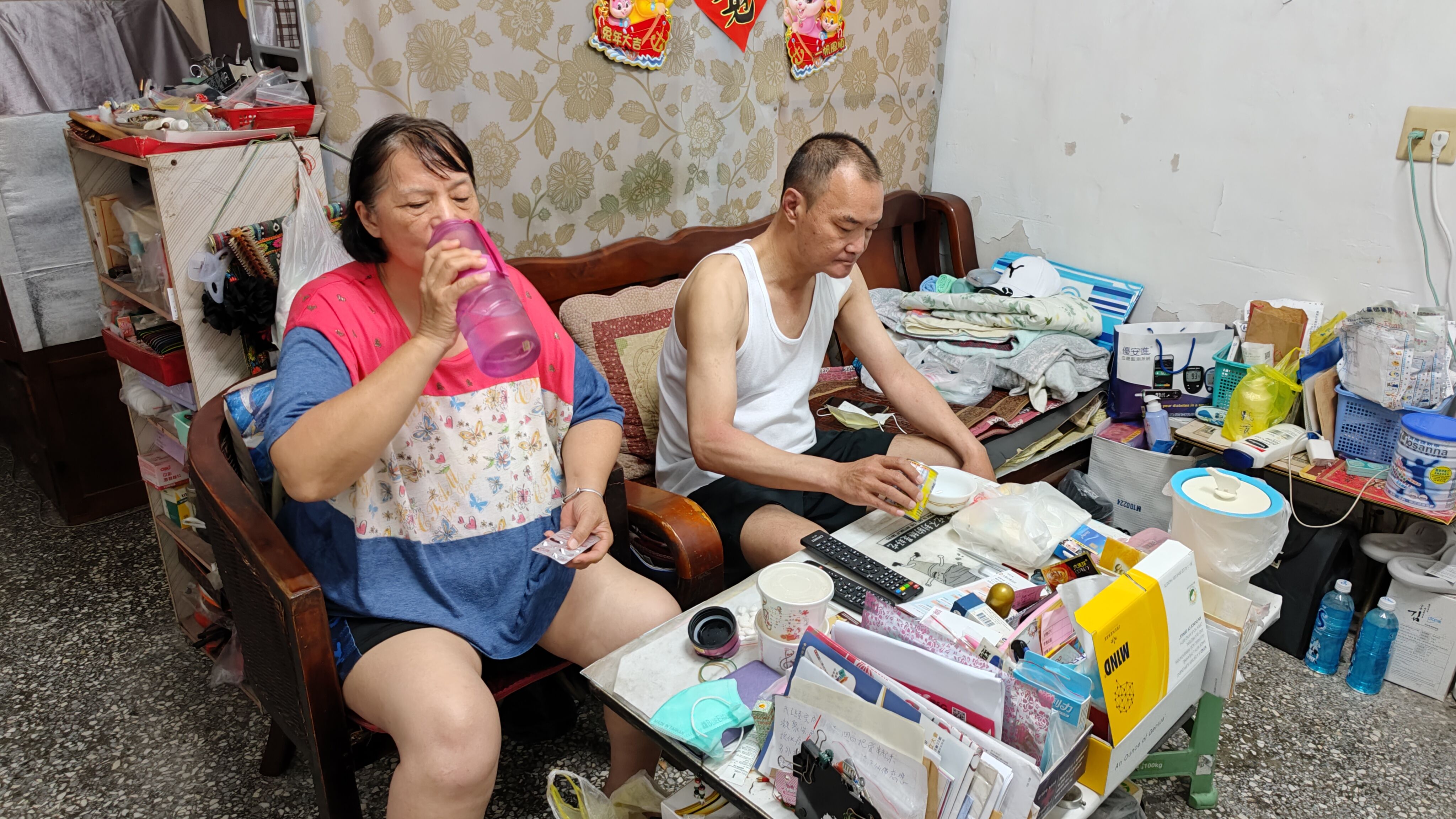 阿臻婆（左）與弟弟阿華租屋同住相依，未料兩人相繼罹癌。韓旭爾攝