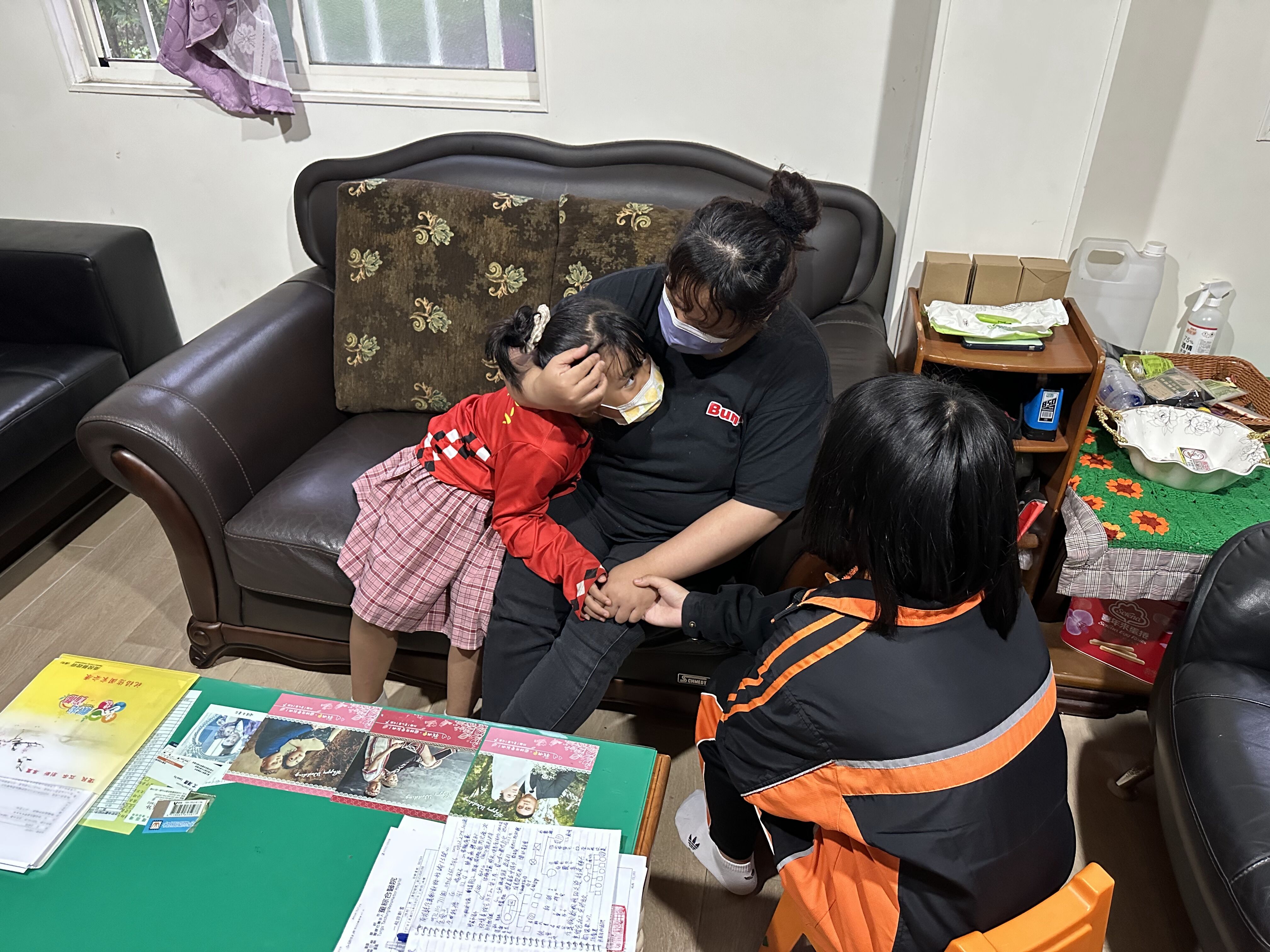 阿海的兩個孩子，次女小月(左)僅大班，長女小潔(右)則只有國二，由妻子阿娟照顧。江品璁攝