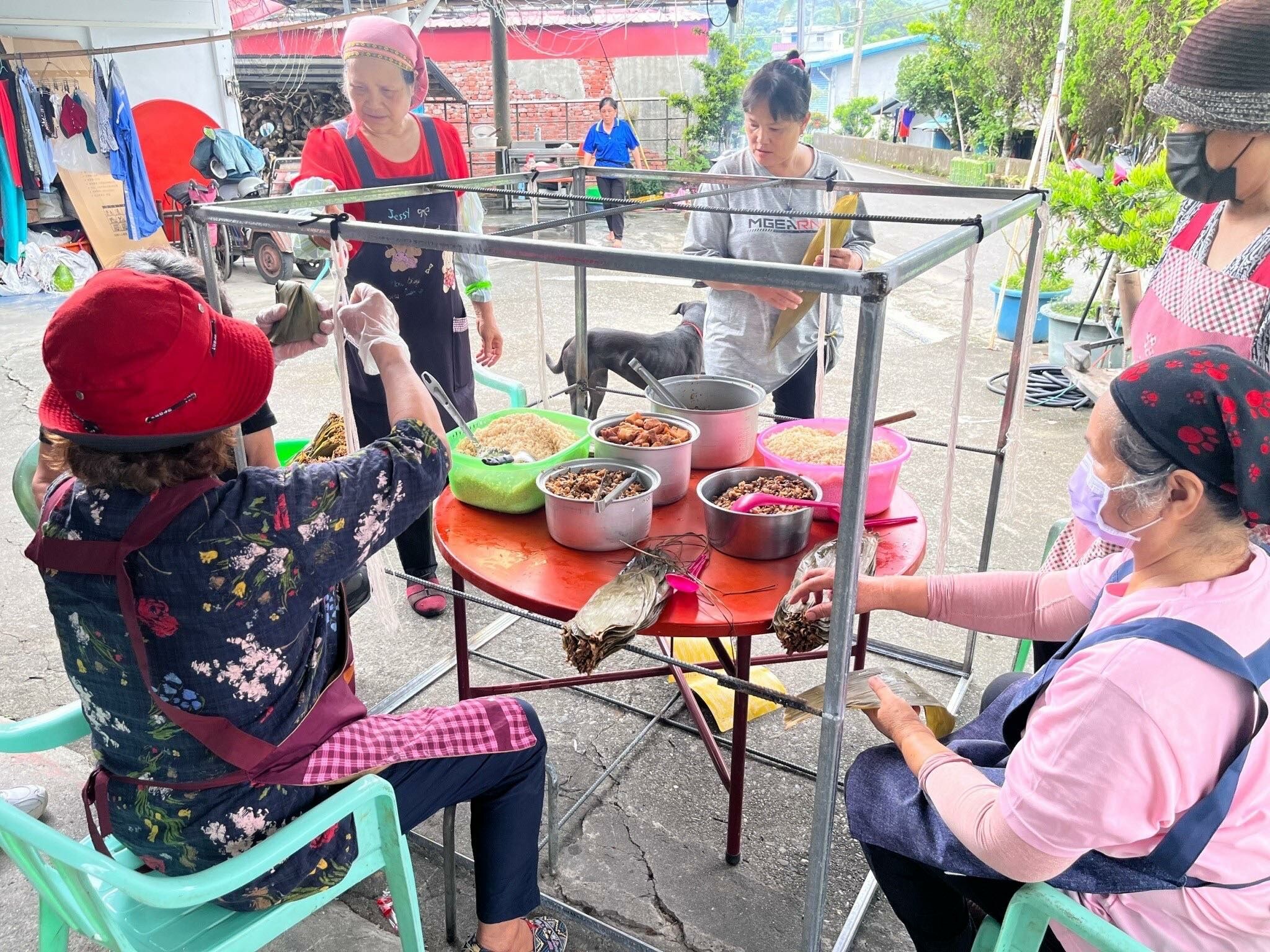 台東縣天主教愛德婦女協會於端午節前夕邀請台東東河泰源部落志工一同包粽再轉交給弱勢獨居長輩。愛德婦女協會提供