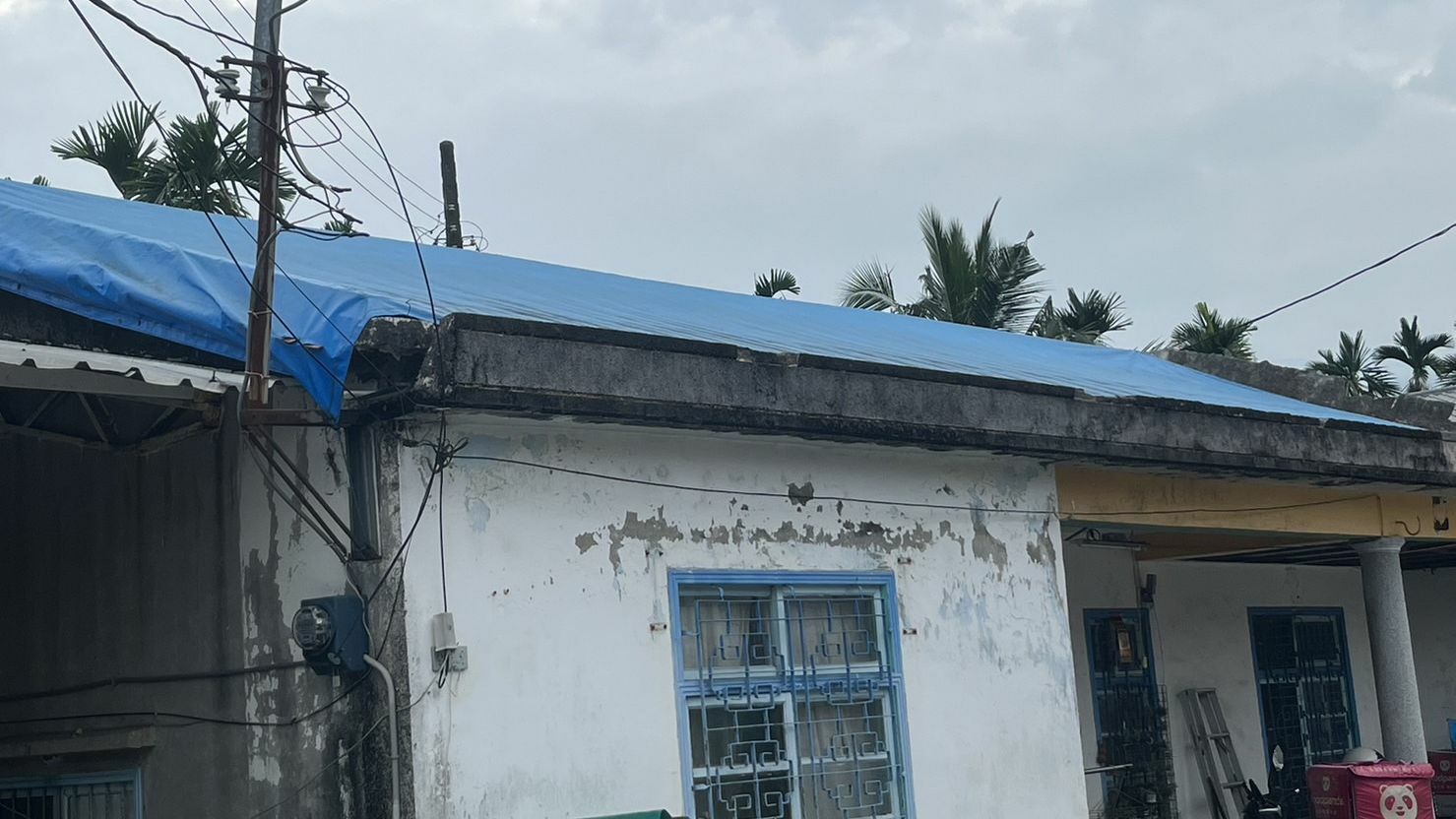 阿源住處瓦片屋頂損壞嚴重，他自行蓋上帆布修繕。韓旭爾攝