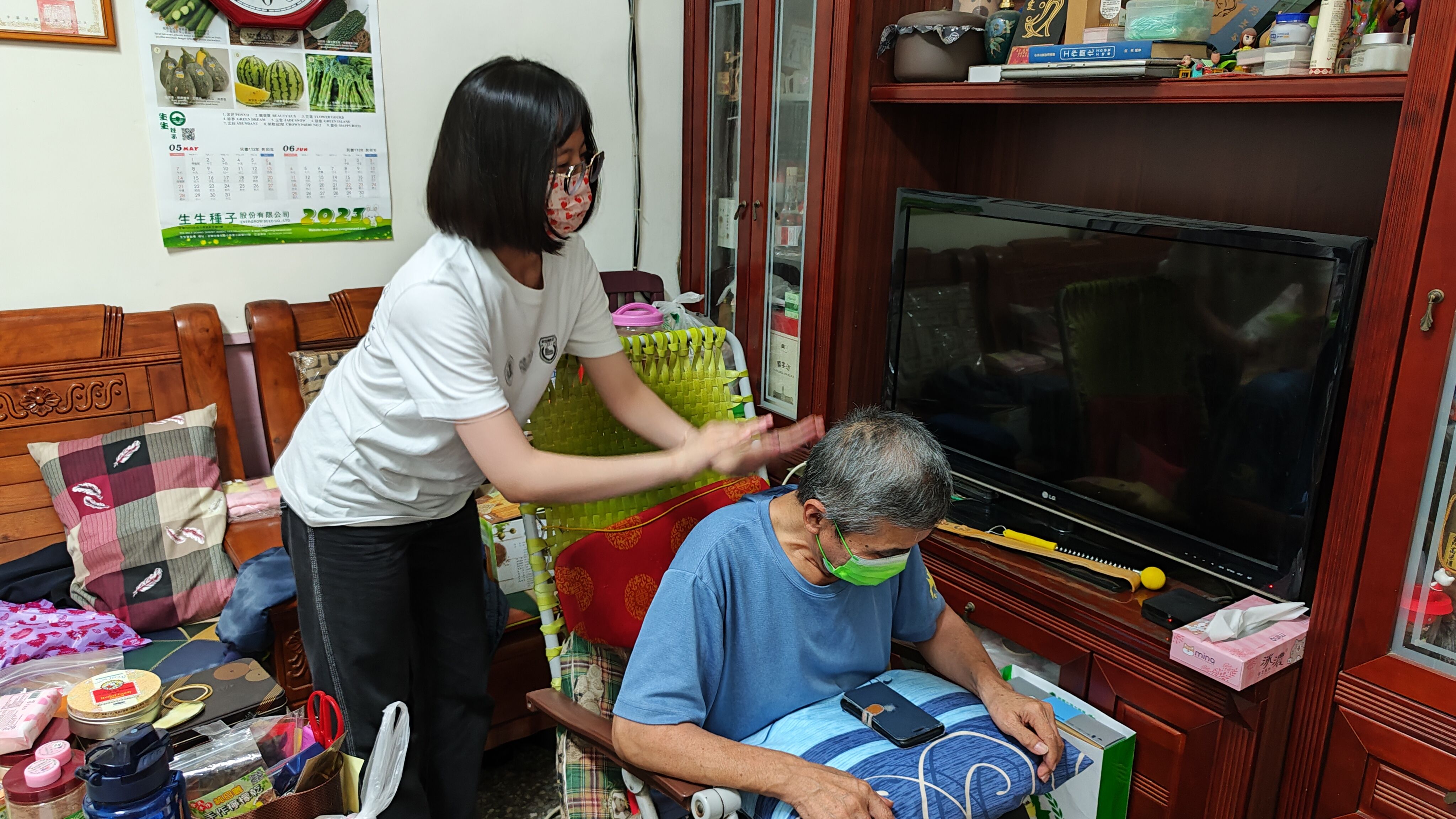 準備轉學至家鄉附近學校的長女小婷（左）幫罹癌爸爸阿祥伯按摩緩解化療不適。韓旭爾攝