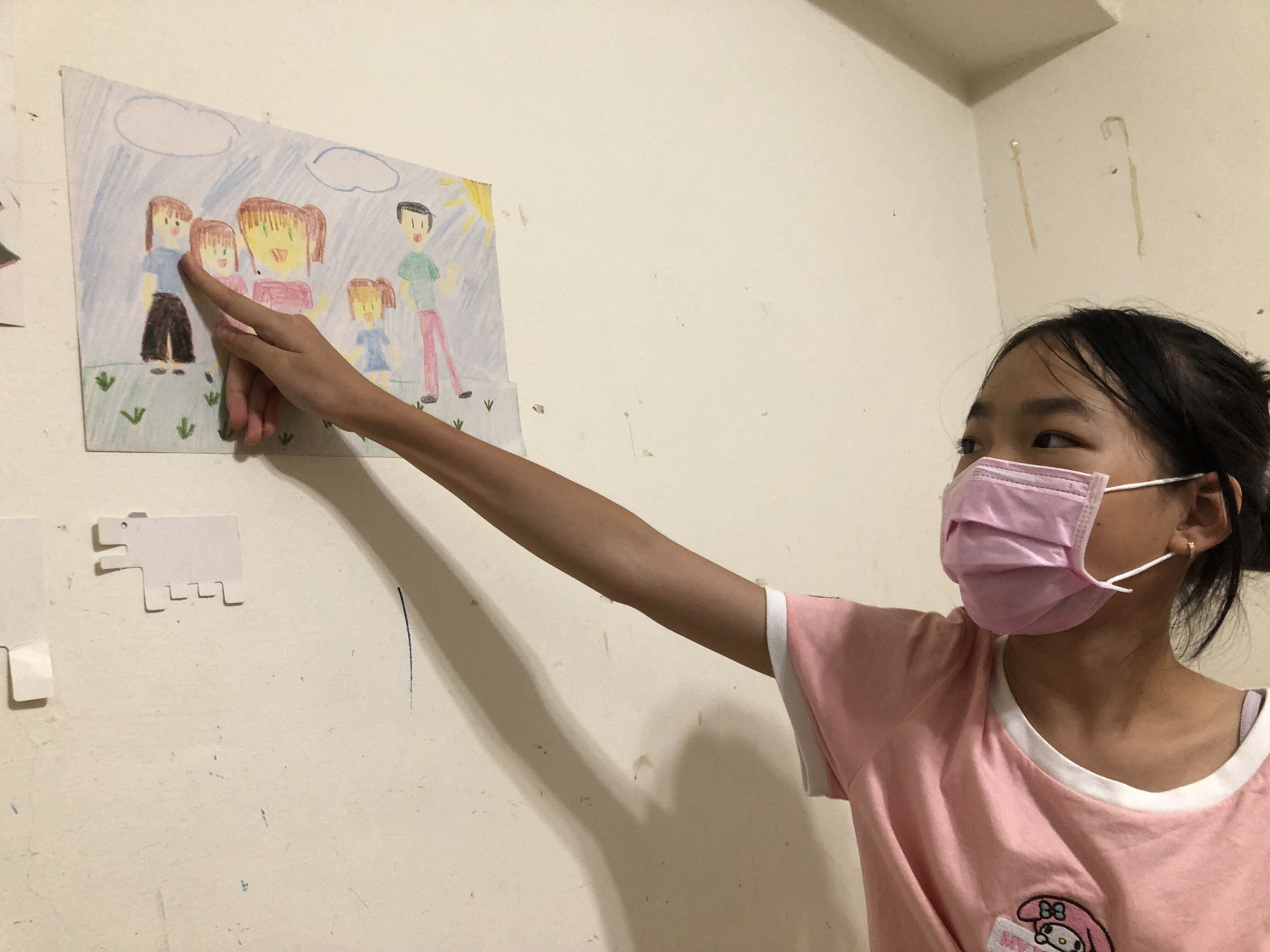 大女兒小柔畫下全家出遊圖，說：「最左邊是外婆，去年不在了，不想要爸爸一直生病，希望爸爸趕快好起來，再帶我們出去玩。」仲芝蓉攝