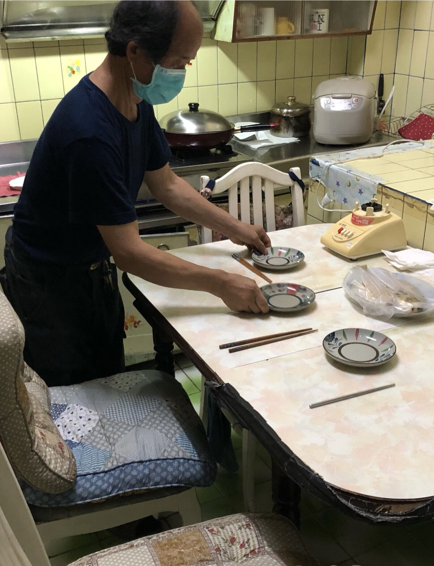 劉文龍每餐都準備3副餐具，當作癌逝的獨子仍在，以此慰藉心靈。仲芝蓉攝