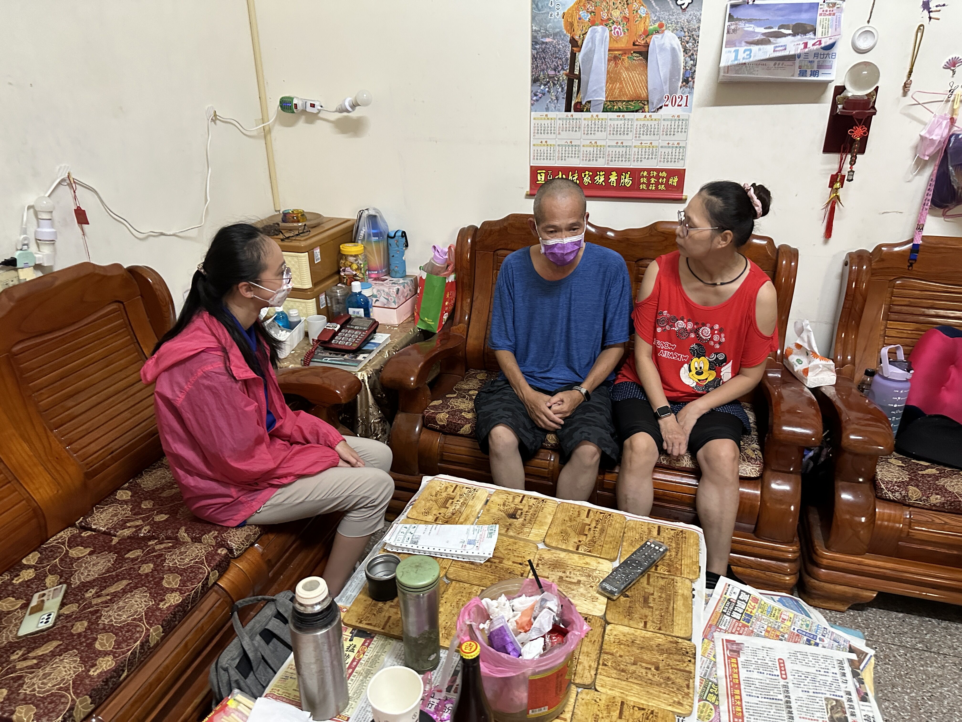 阿錦叔(中)今年6月罹肺癌轉腦，憂心著患有癲癇妻子阿嬌(右)，也心疼輕度智障的么女小芷撐起家計。江品璁攝