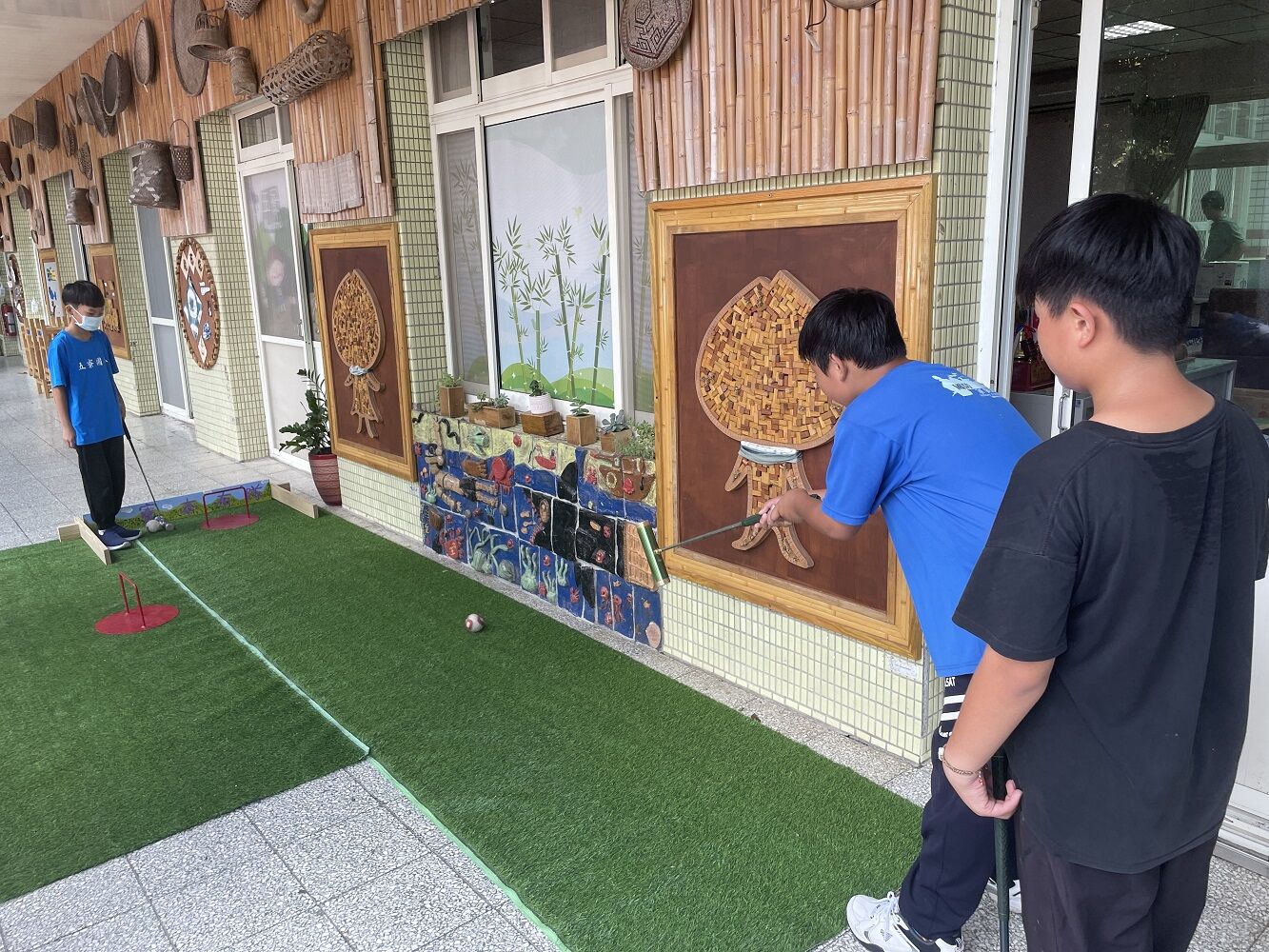 新北三峽五寮國小槌球社團孩子因校園草皮有限，若遇下雨僅能使用人工草皮，但僅有8x15公尺大小，蘋果慈善基金會今年以「助學專戶」提撥的「蘋果陪你走這夢想」方案，支持該校可以添購人工草皮，強化訓練。李佳玲攝