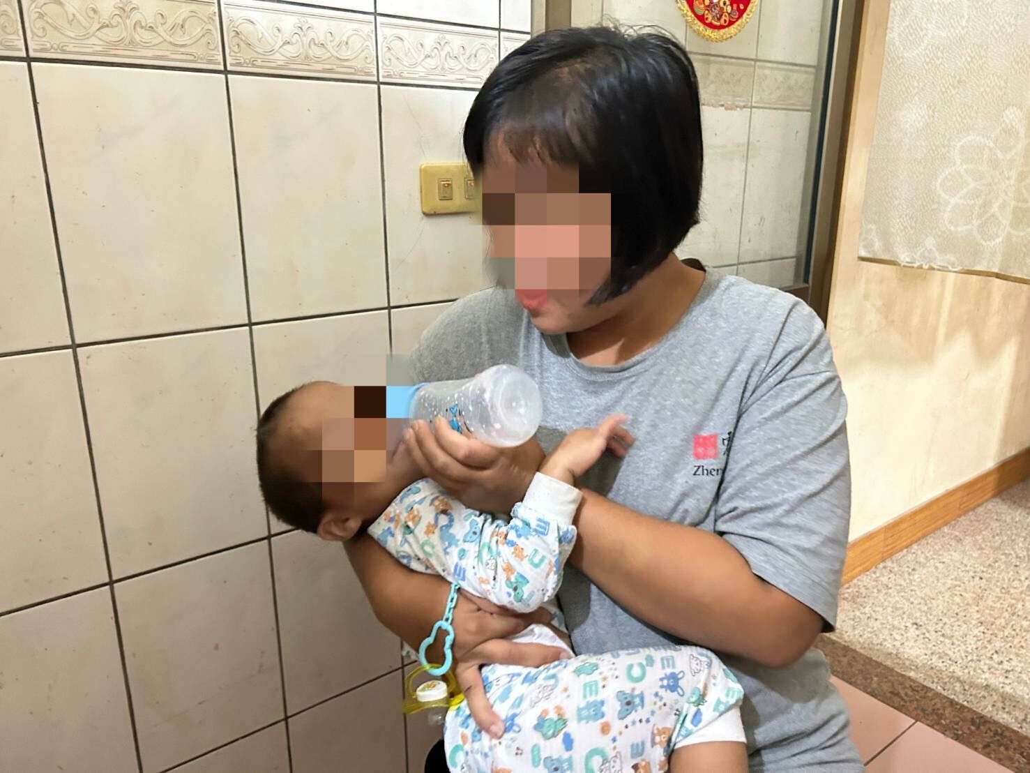 長女小婷(右)現單親扶養1歲半的兒子小哲。家屬提供