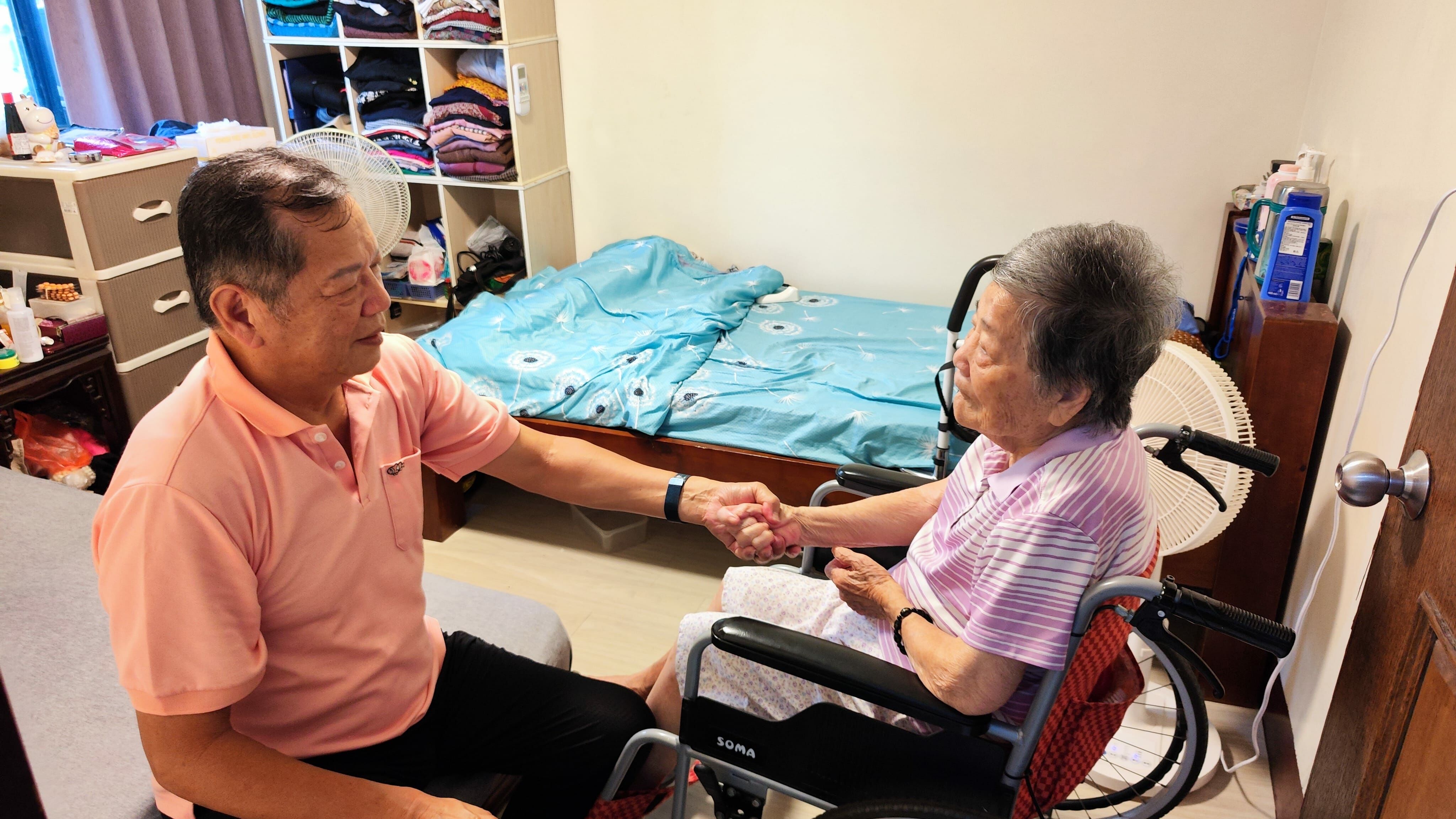 與阿逸(左)同住的現年89歲老母患失智症，由阿逸2手足共同出錢聘外籍看護照顧。韓旭爾攝