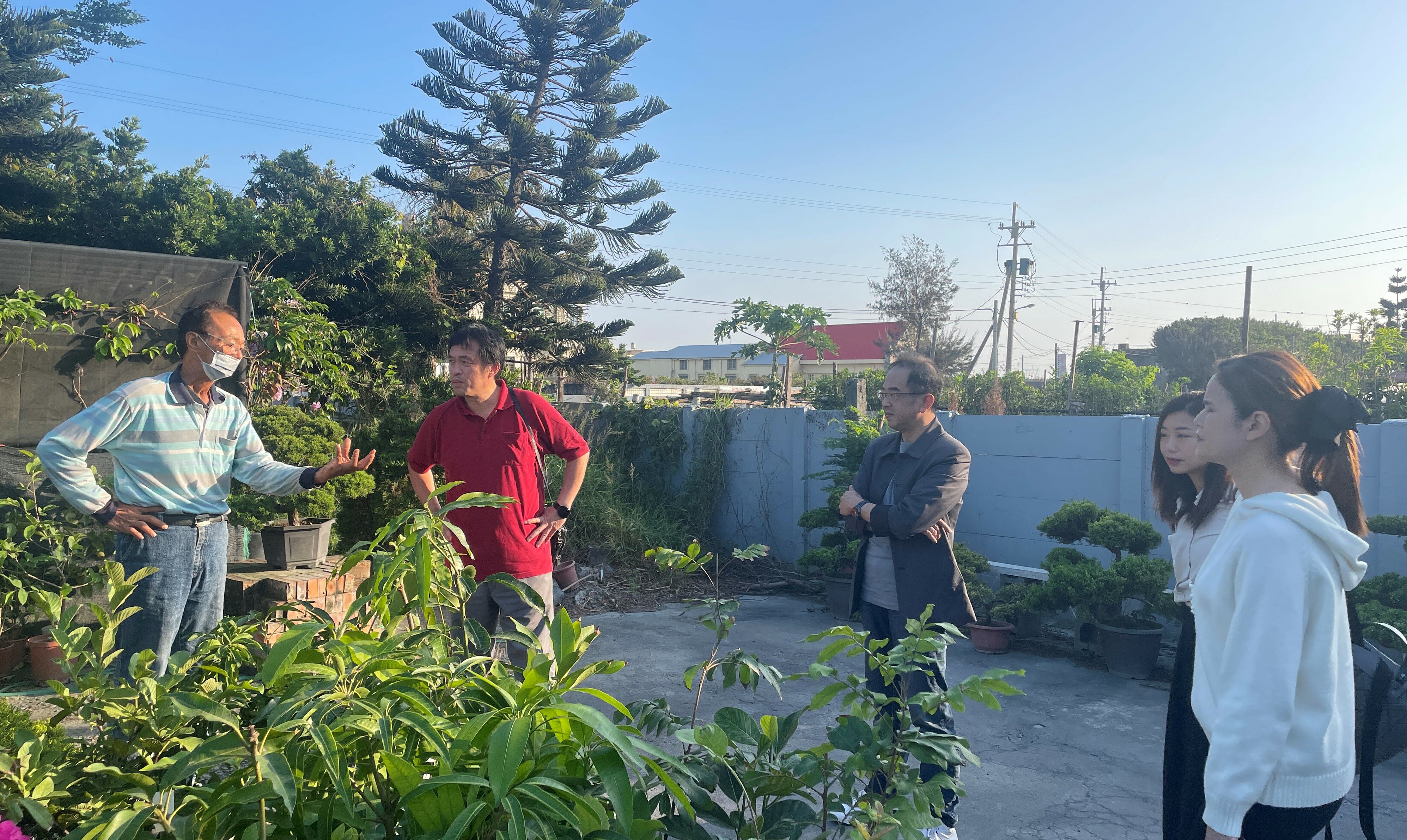 黃山崎(左)與蘋果慈善基金會董事徐則鈺律師(左2紅衣者)、捐款人-地產秘密客（右1、右2）及捐款人劉其旺先生(中)分享曾受基金會協助及抗癌點滴，並分享他的植栽。李佳玲攝