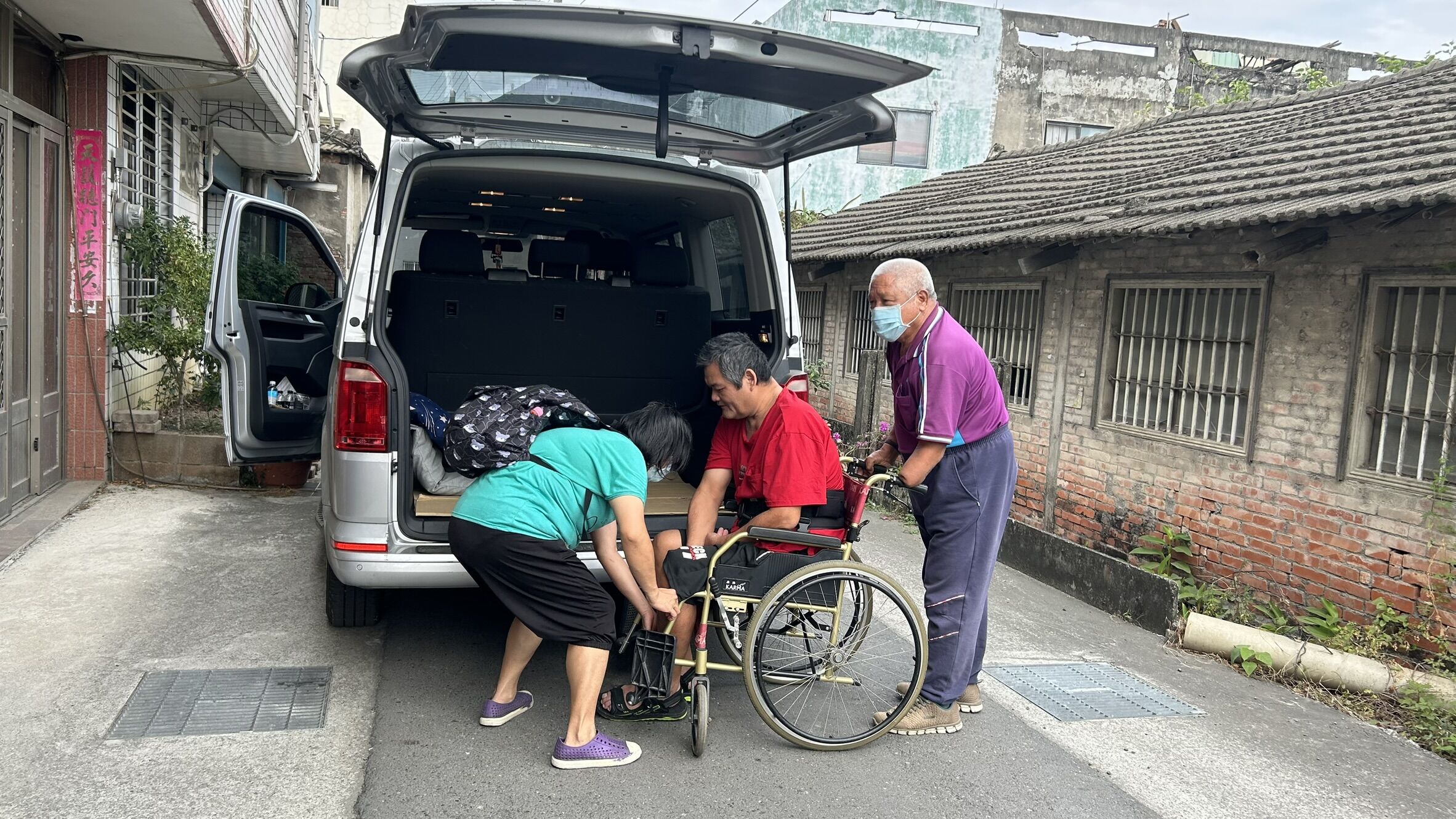 阿雅（左）照料先生廖紋漢（中）積極復健，每天叫車往返醫院回診復健，右為司機。仲芝蓉攝