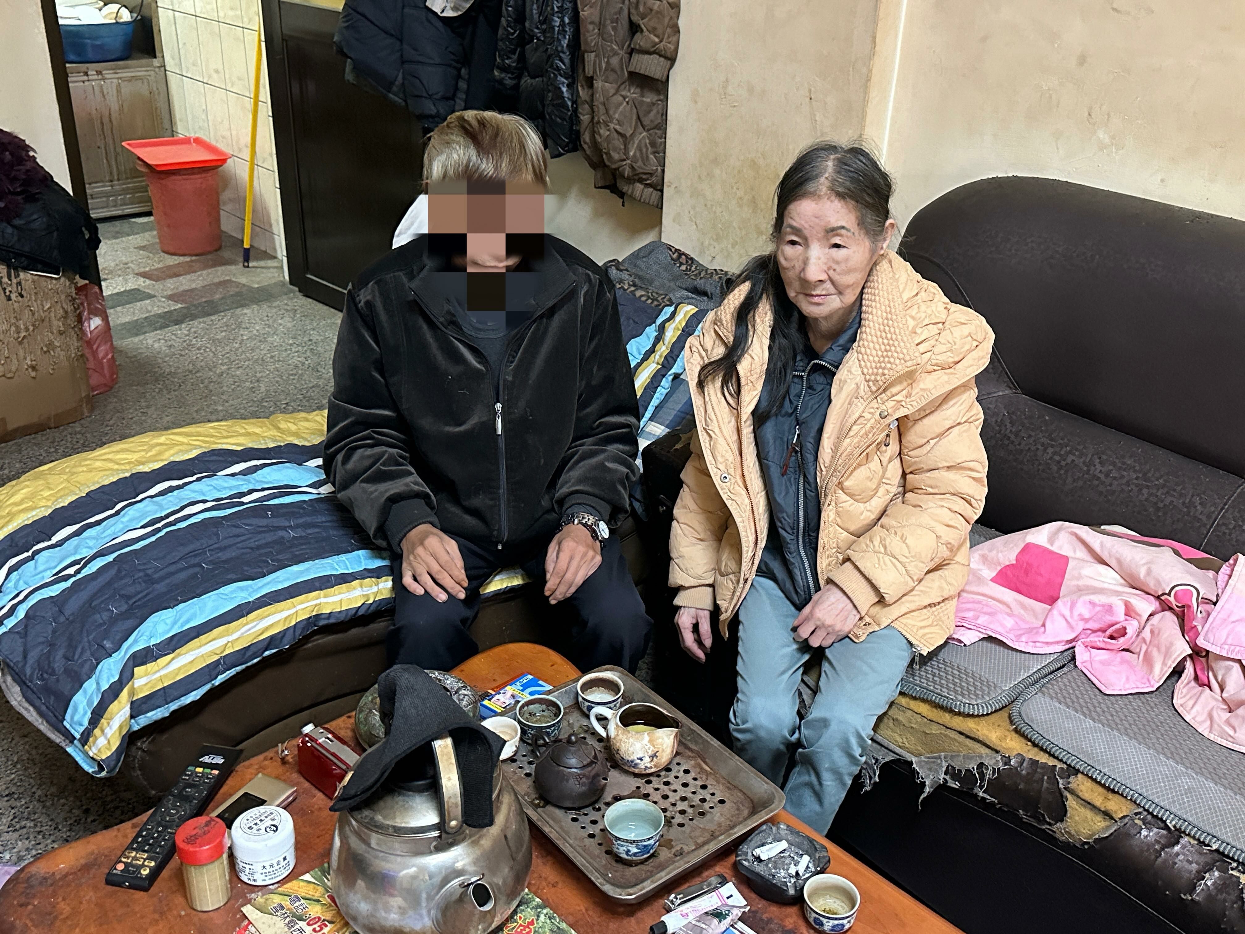 阿楓的弟弟阿彬(左)為中度精障，由母親阿蘭嬤照顧。江品璁攝