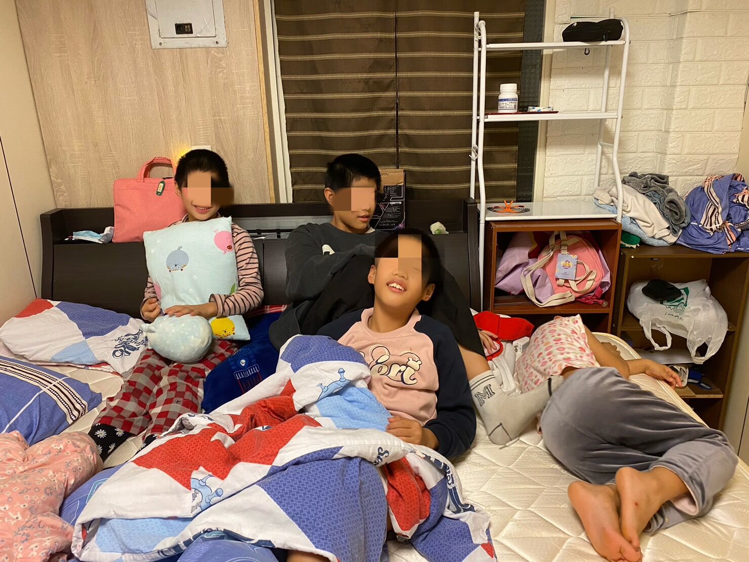 阿義與4個女兒一起借住在阿義哥哥家，4人同睡一張雙人床。王雪玲攝