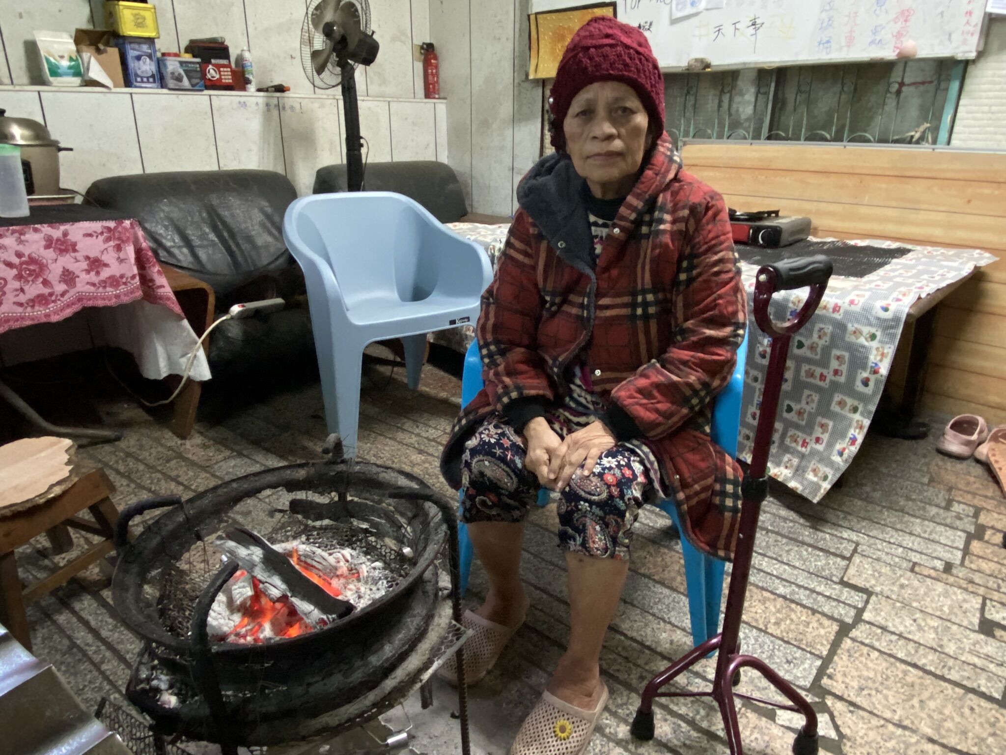 80歲的阿香婆兩年前因中風，目前必須靠單手拐助行器行走，很擔心兒子阿龍的健康。王雪玲攝