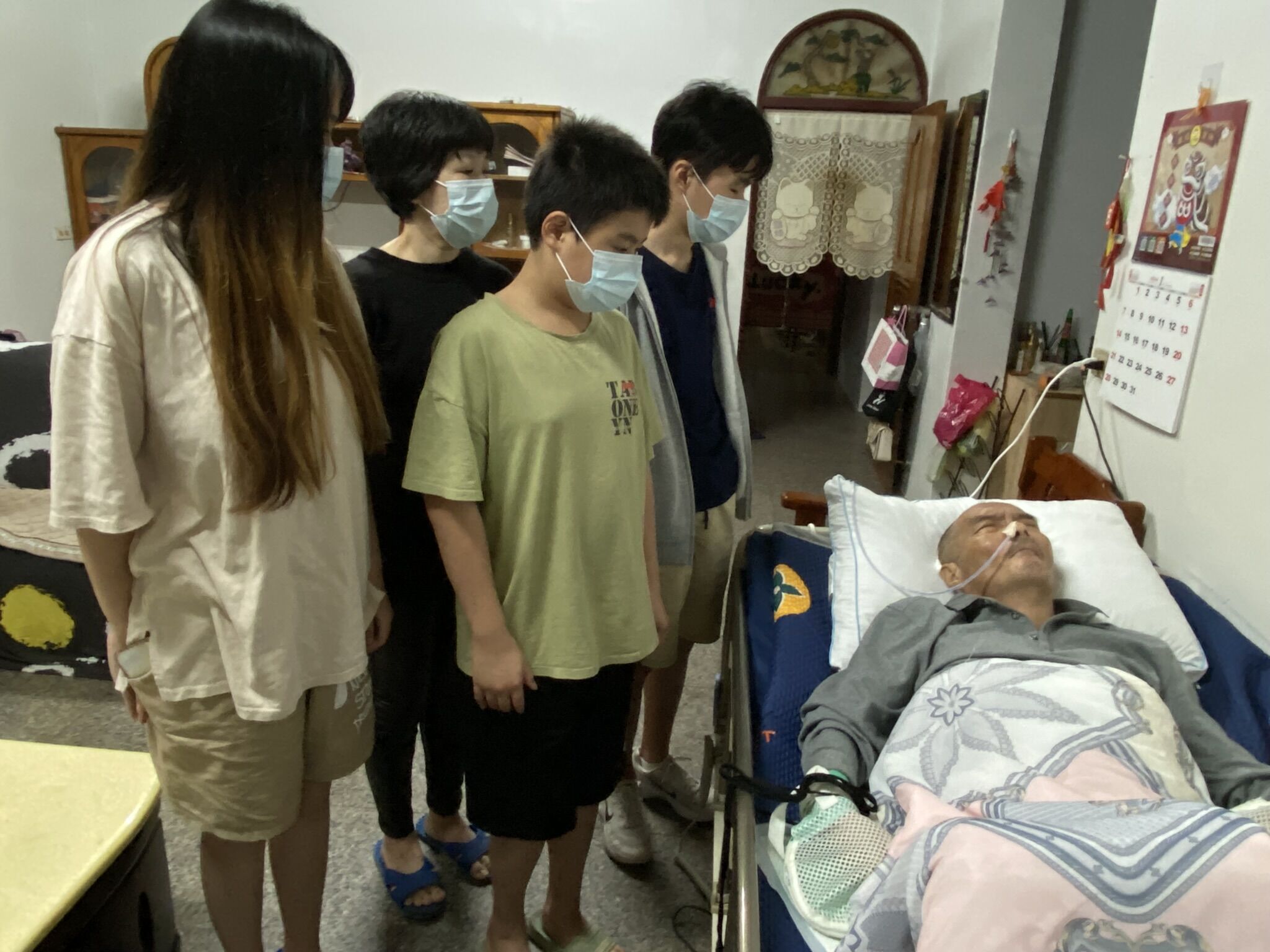 【暖流】鐵工父腦中風癱瘓　18歲龍鳳胎一休學一打工撐不起5口