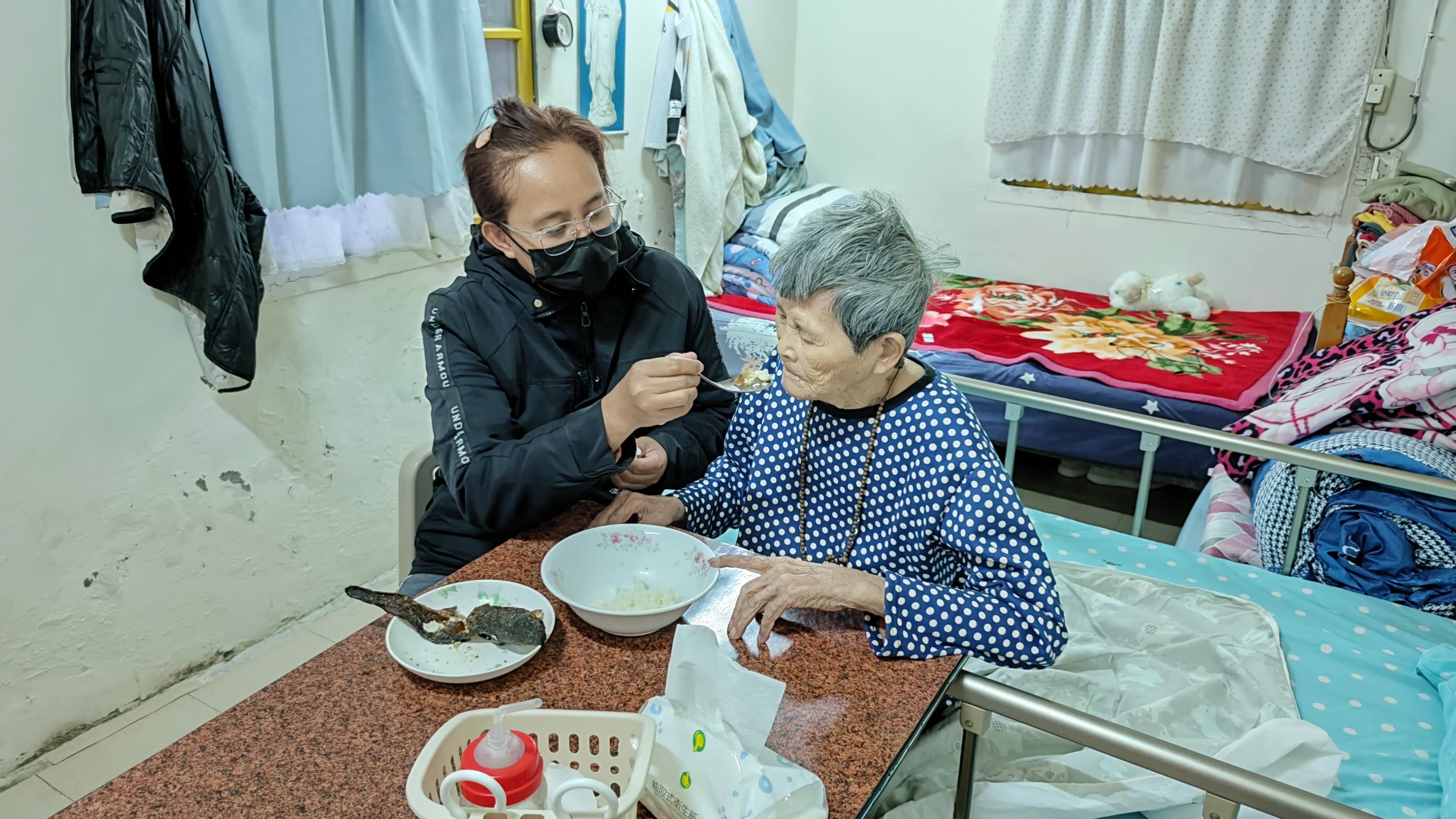 與阿生同住的媽媽阿桃婆（右）罹患巴金森氏症，因常出入醫院，阿生也病倒，故目前已安置機構，由阿生手足負擔費用，一旁的為阿生太太阿如。韓旭爾攝