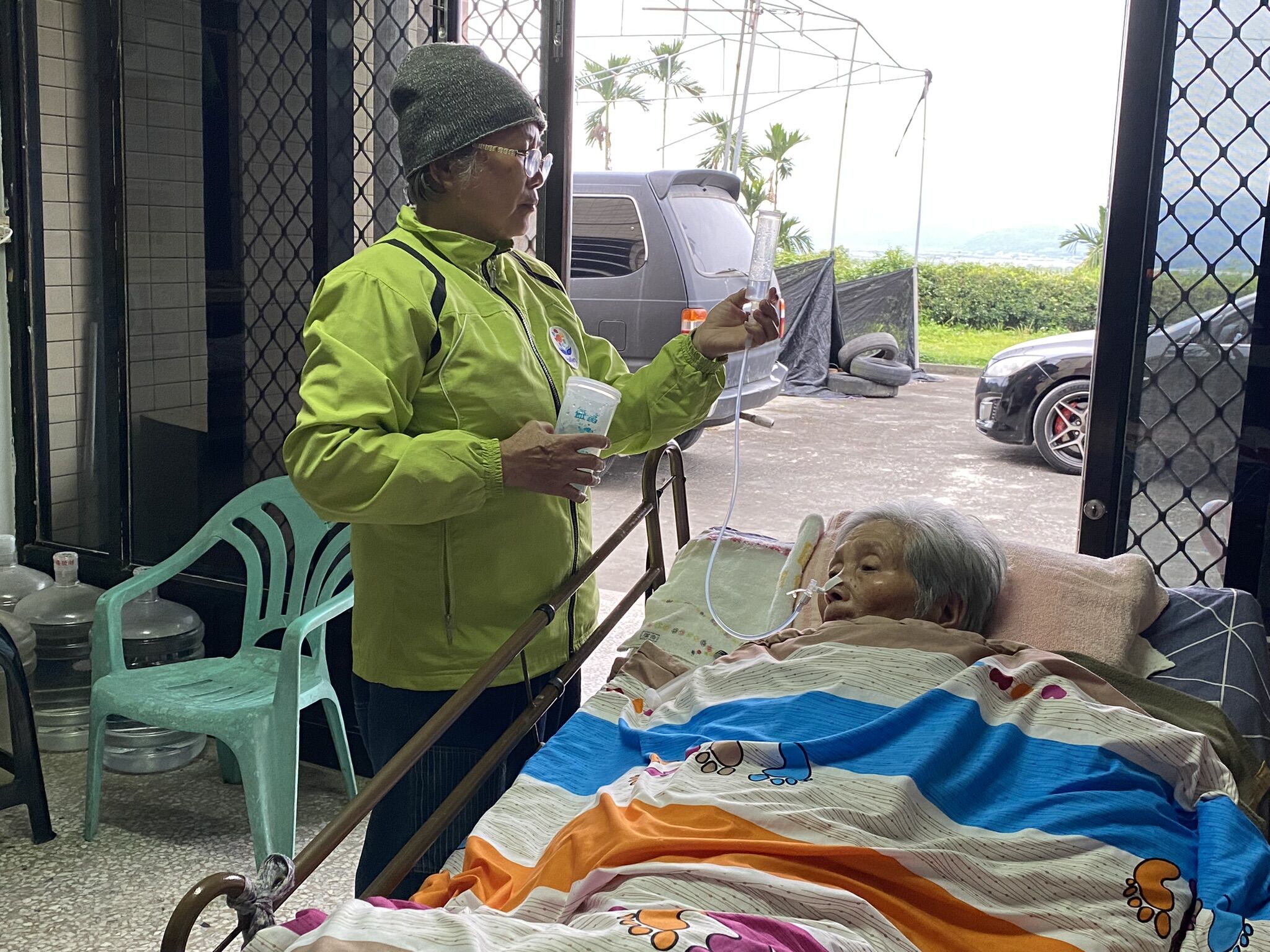 阿花姨已照顧中風臥床的86歲媽媽阿梅嬷(右)兩年多。王雪玲攝