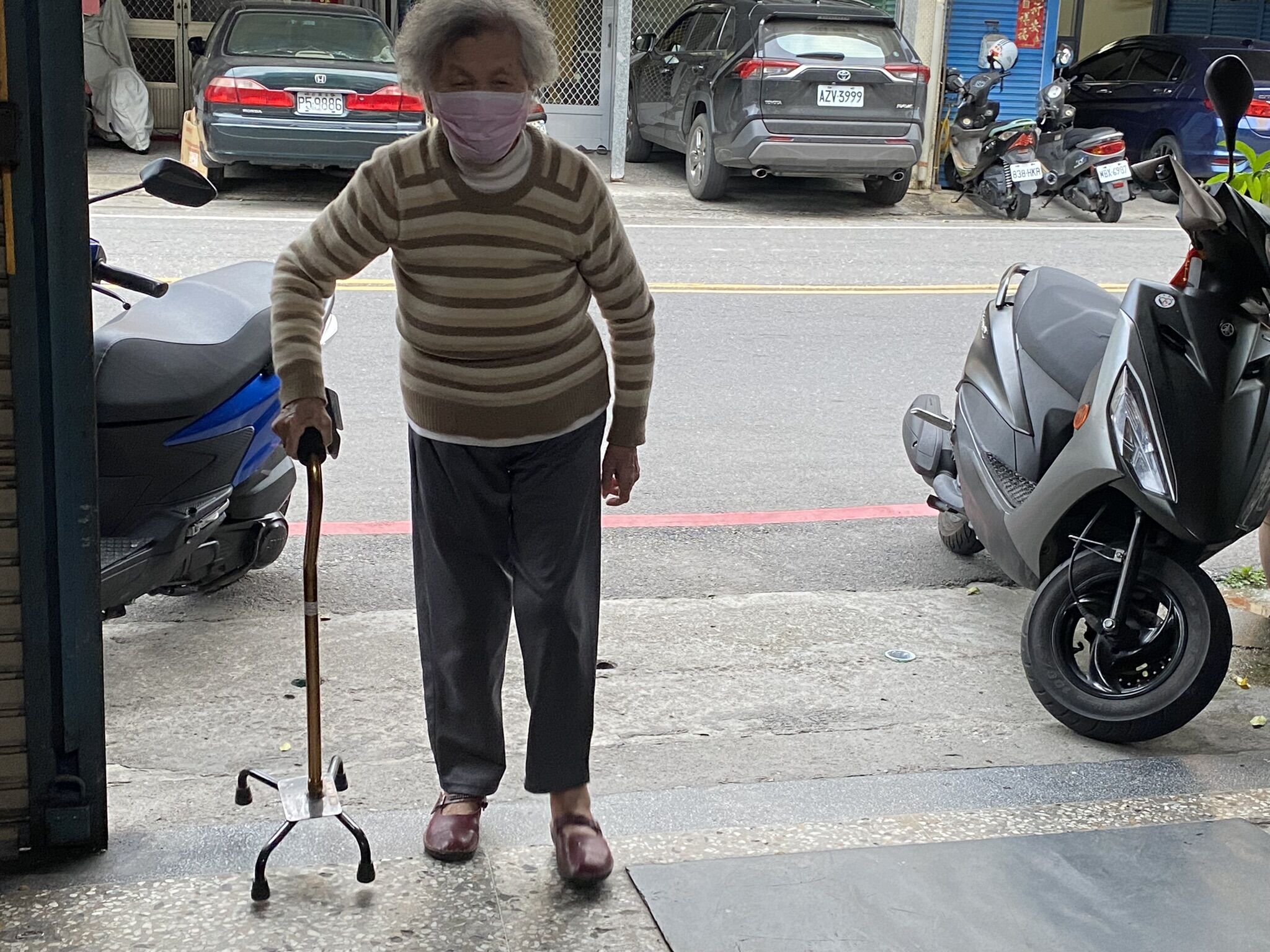 91歲阿妹嬤十分憂心兒子阿龍的身體。王雪玲攝