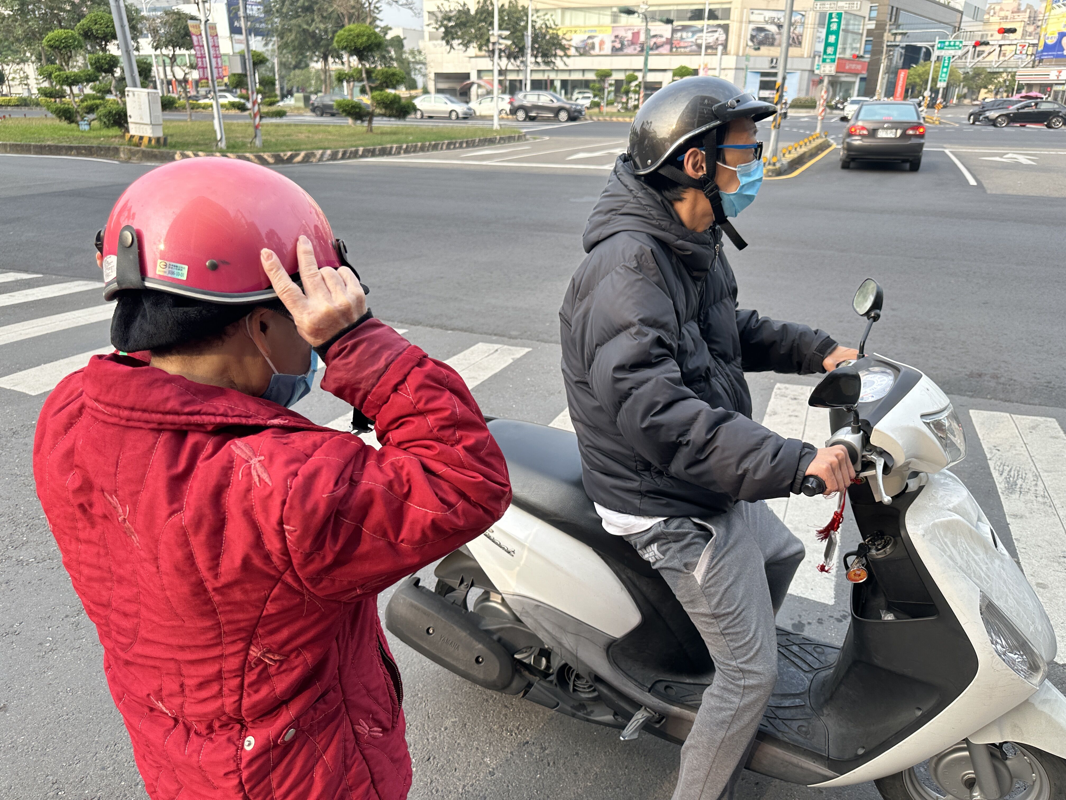 自己也有病在身的阿華(右)常騎著機車載著母親阿梅嬤就醫。江品璁攝