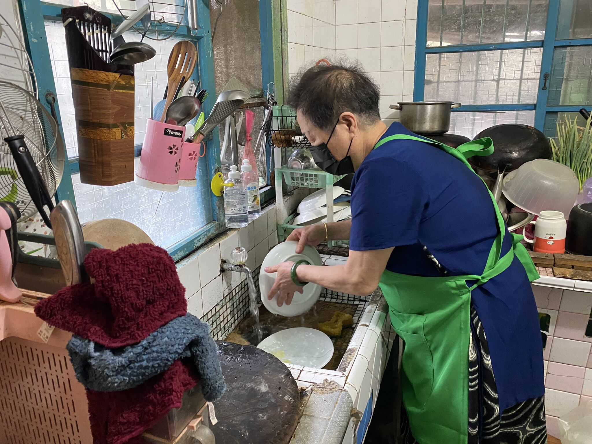 阿鬧75歲的媽媽阿花姨幫忙阿鬧料理家事。王雪玲攝