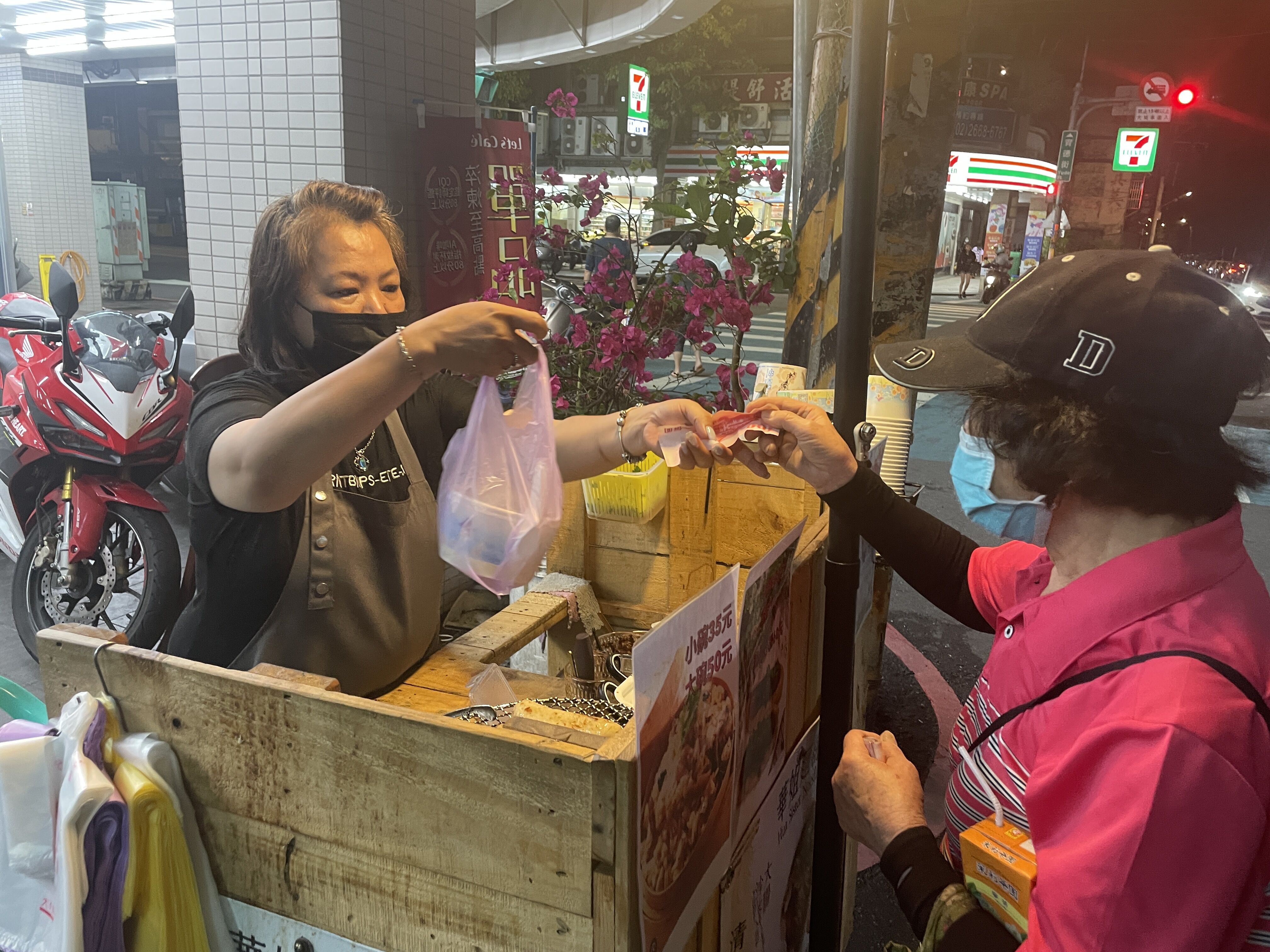 單親媽美華（左）努力擺攤，贏得街坊鄰居喜愛。李佳玲攝