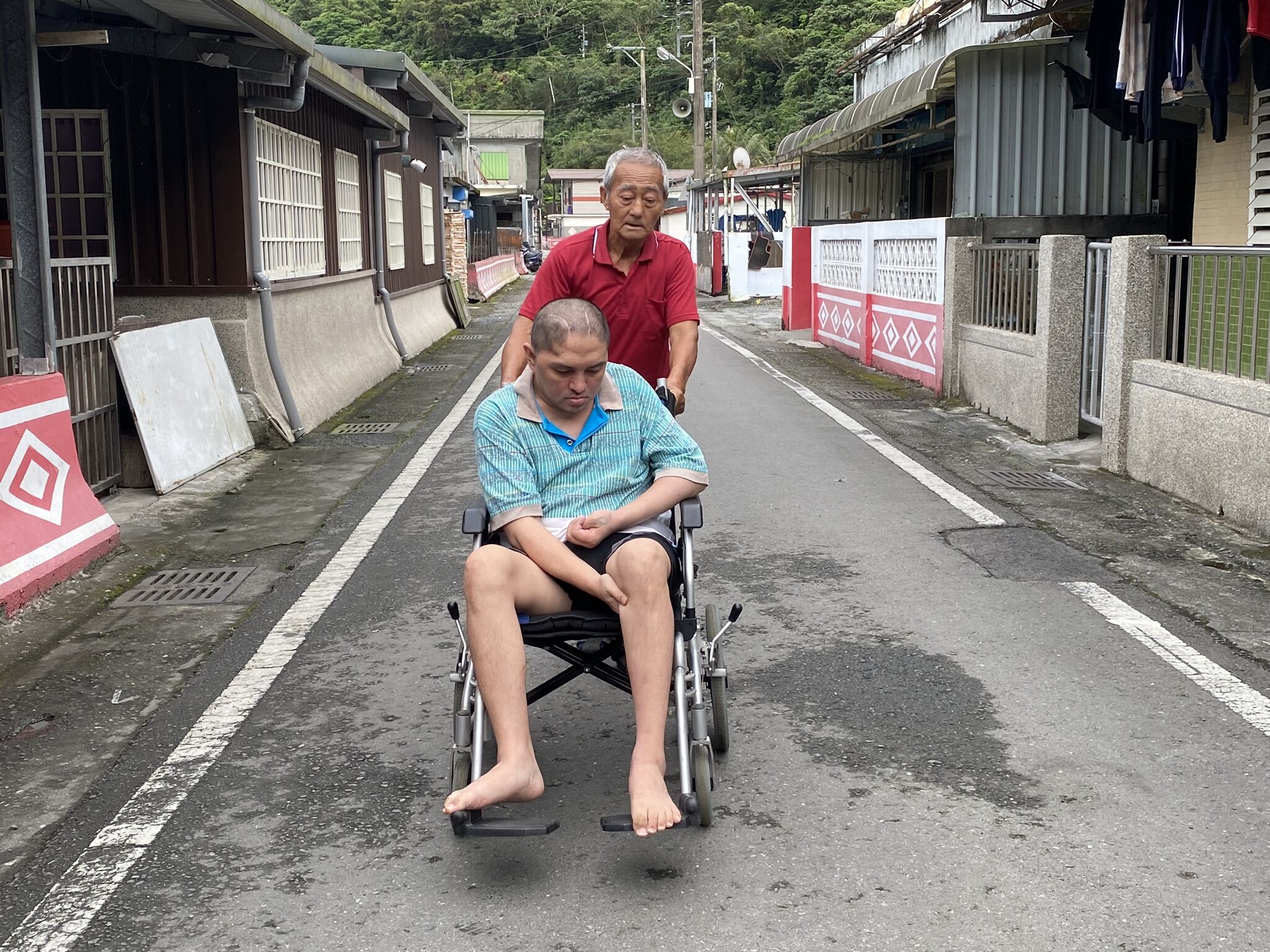 中風養子阿賜仍需人照顧，阿臨擔心自己罹癌後，萬一有三長兩短，兒子與老婆怎麼辦。王雪玲攝 