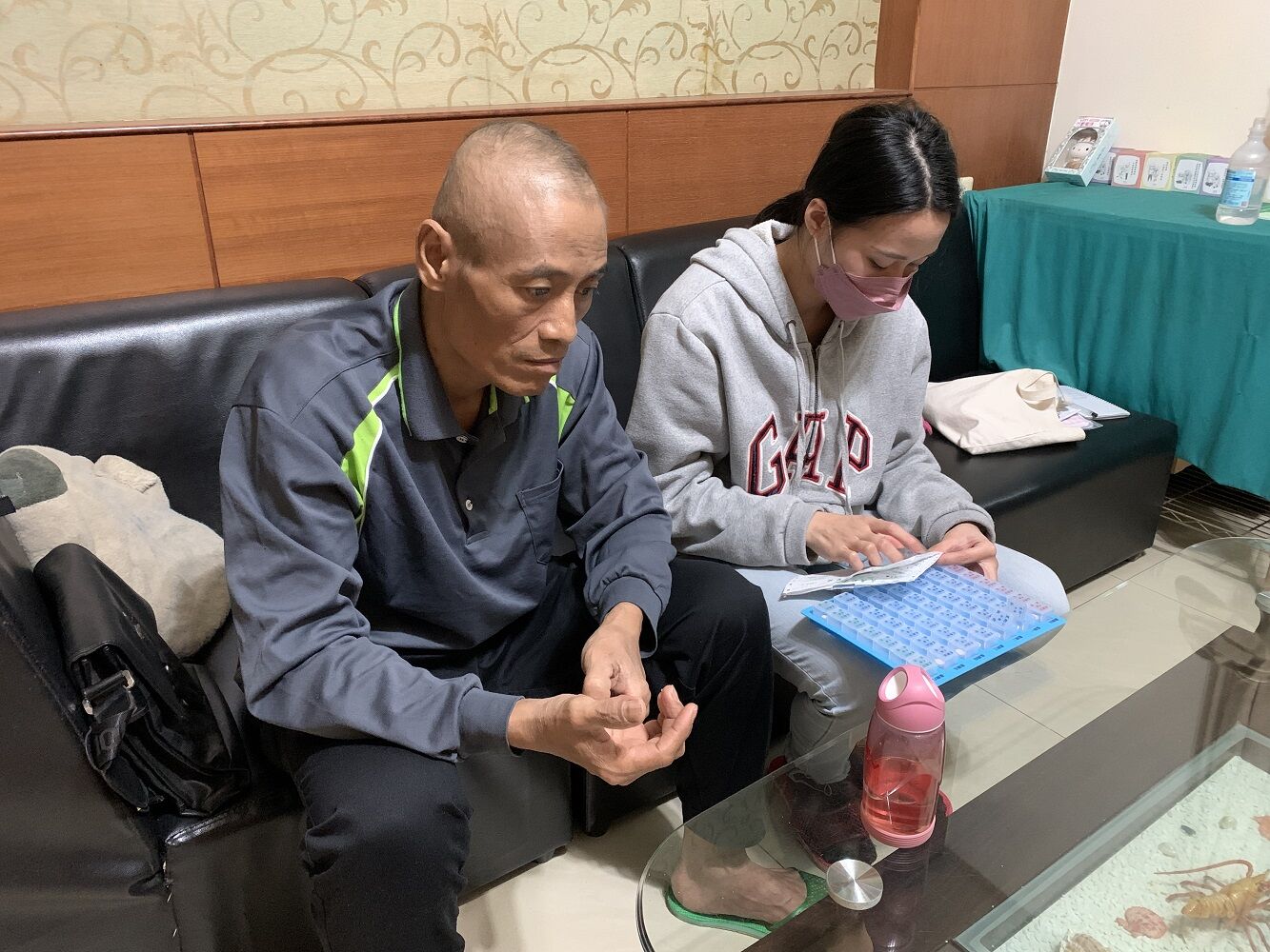 47歲的阿雄（左）妻子肝癌病逝，自己也罹食道癌，現與讀大三女兒小蕾（右）相依為命。張嘉恬攝