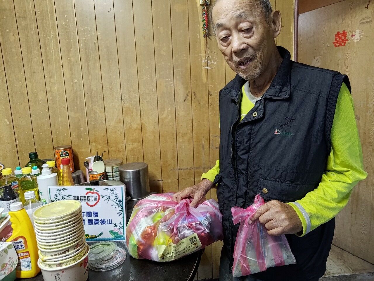 花蓮縣老人暨家庭關懷協會服務花蓮全縣500戶弱勢長輩，83歲獨居的劉伯伯已連續2年收到蘋果慈善基金會認購的愛心粽。花蓮縣老人暨家庭關懷協會提供