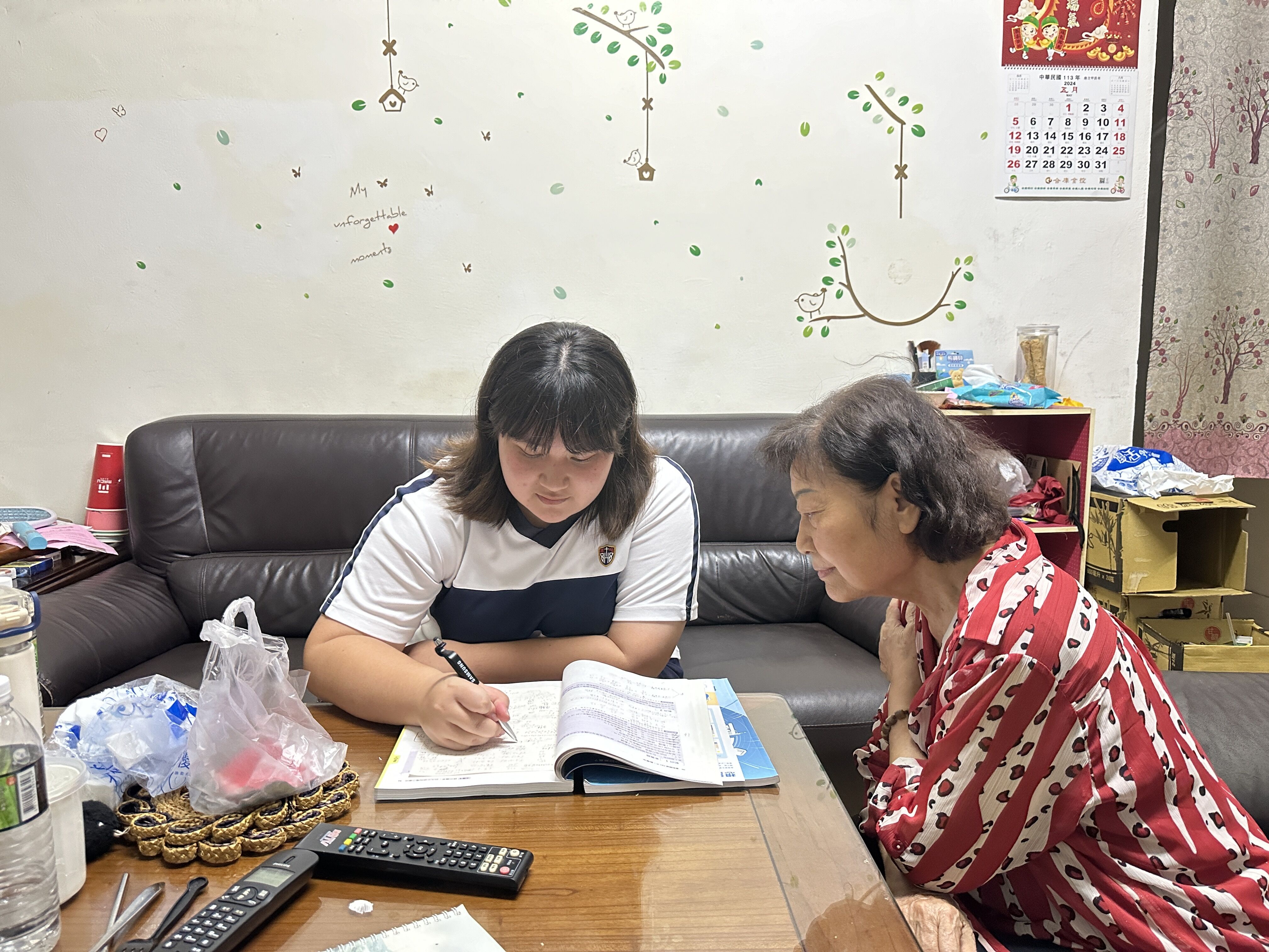 阿華83歲罹乳癌初期的母親阿玉嬤，因阿華住院，平時會到租屋處幫忙看顧讀高3的次女小方。江品璁攝