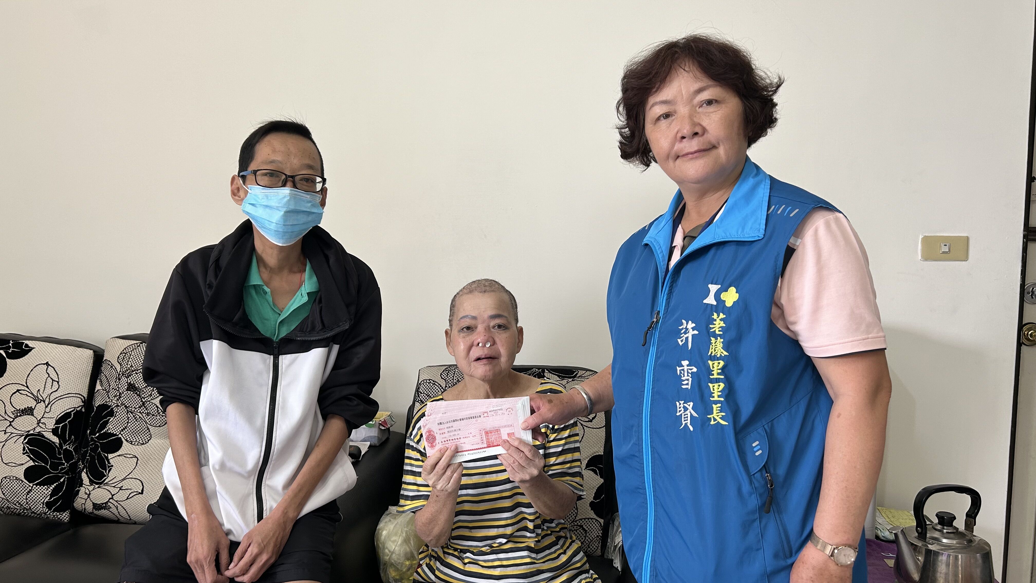 罹肺癌轉移骨頭第四期的71歲阿梅嬤（中）、42歲未常喝酒卻肝硬化女兒阿華(左)經里長許雪賢見證，收下讀者善款。仲芝蓉攝