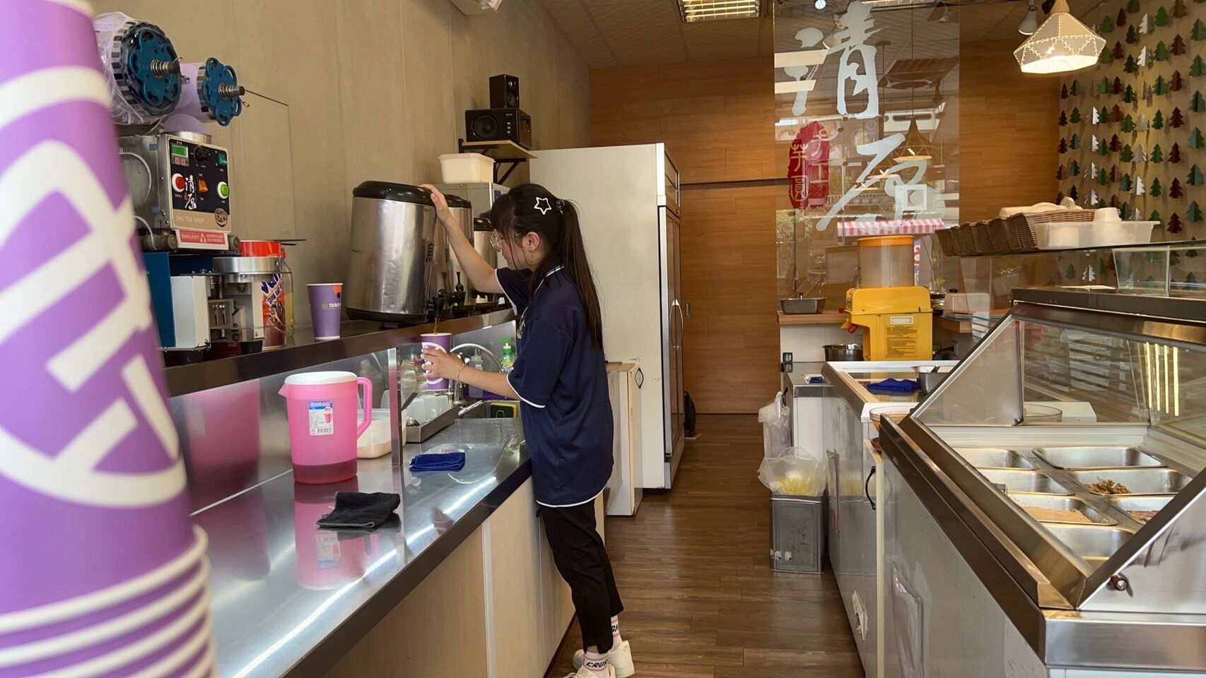 小瑄17歲的妹妹小婉就讀夜校，白天在飲料店打工。家屬提供