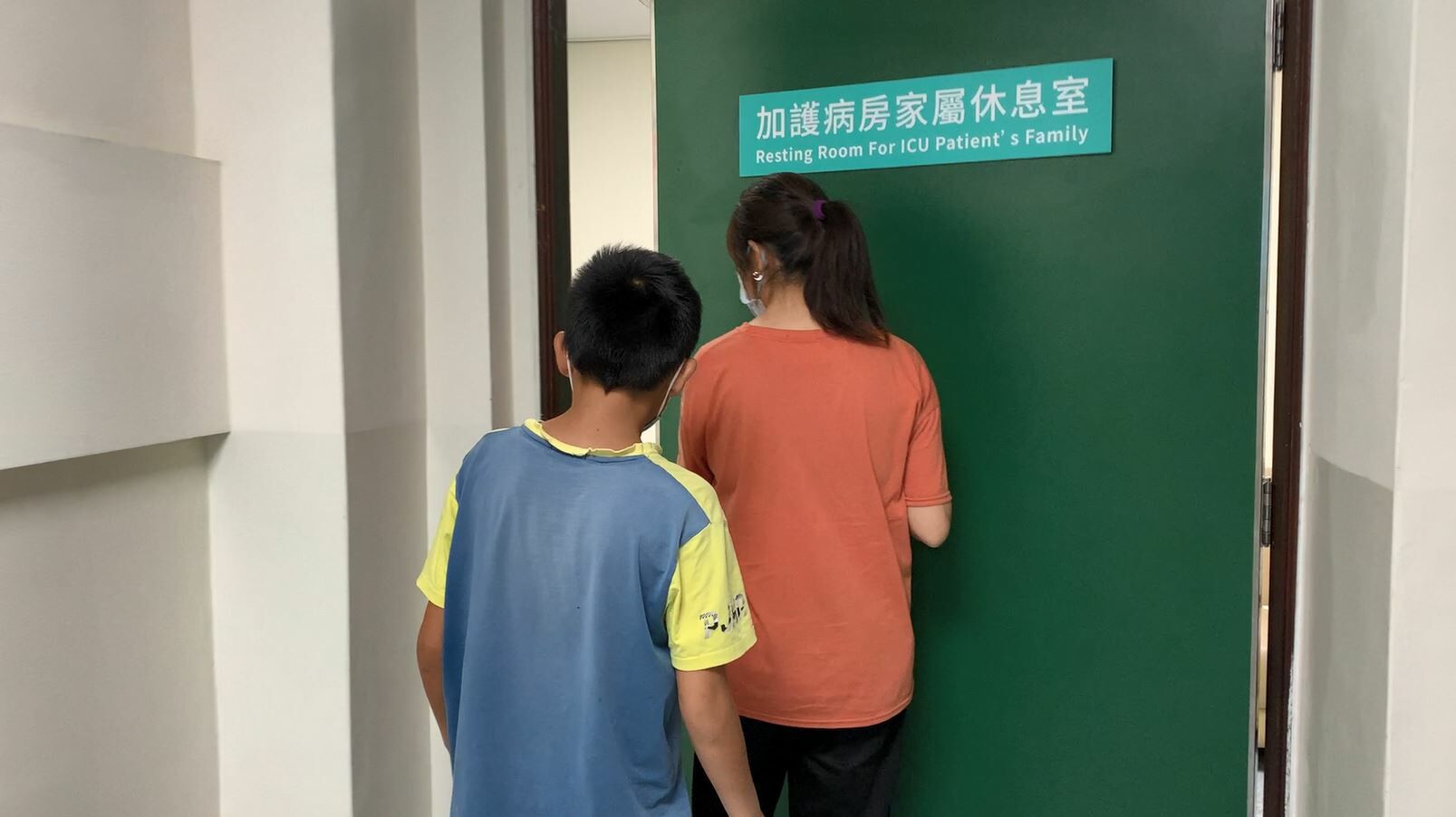 阿鴻住加護病房時，阿秋與10歲兒子因居住偏鄉交通耗時，故住在醫院家屬休息室。張嘉恬攝